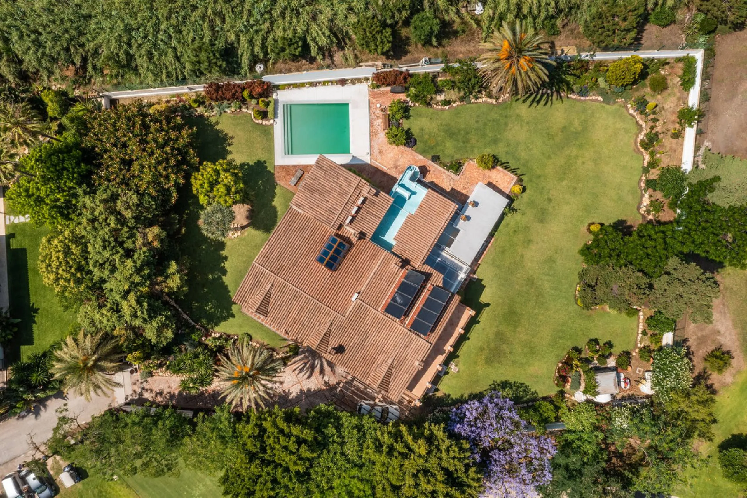 UNIQUE LOCATION- EXCELLENT INVESTMENT