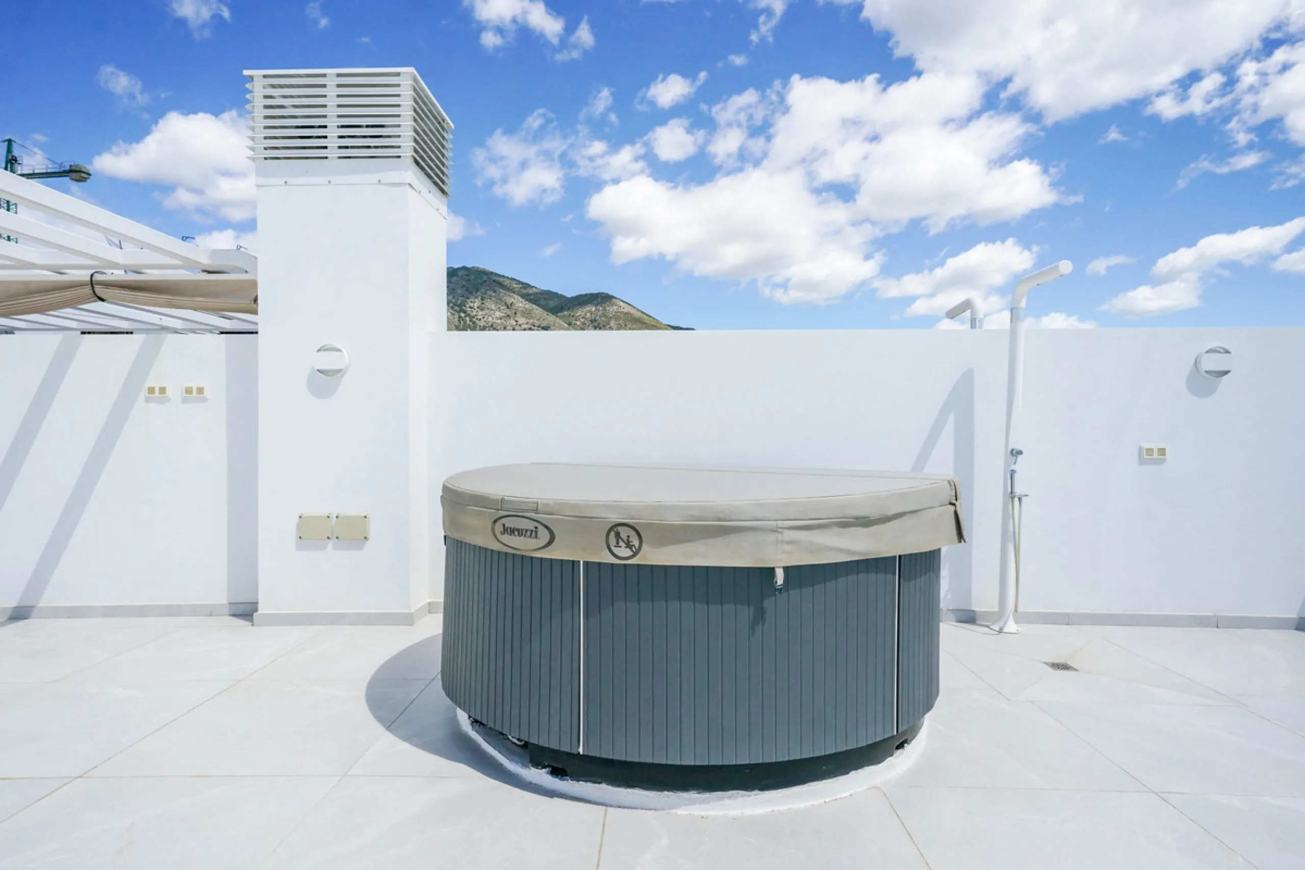 This beautiful south-facing duplex penthouse is located in the exclusive La Reserva del Higuerón Resort, Fuengirola. The property offers a bright and modern open-plan living and dining area with a fully fitted kitchen, designed for comfort and functionali