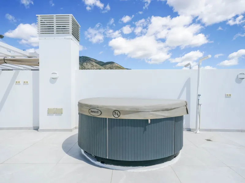 This beautiful south-facing duplex penthouse is located in the exclusive La Reserva del Higuerón Resort, Fuengirola. The property offers a bright and modern open-plan living and dining area with a fully fitted kitchen, designed for comfort and functionali