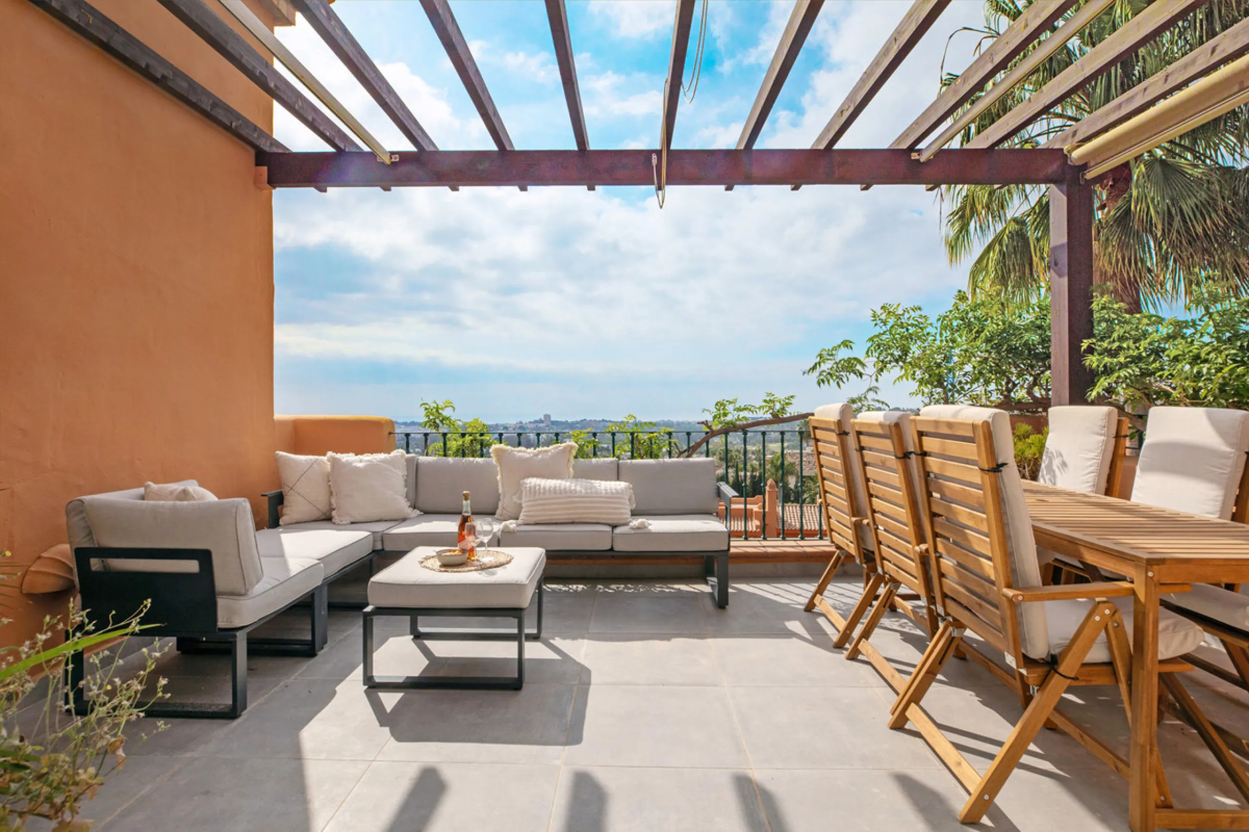 Apartment - Penthouse в продаже в Marbella, Málaga. В доме 3 спален и 2 ванных комнат. Площадь дома 155 м²