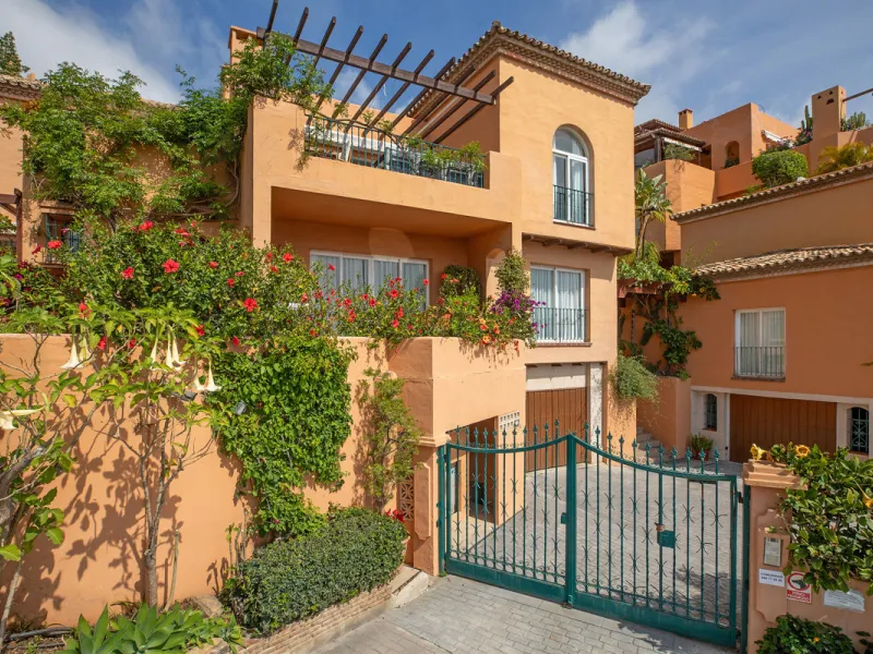 Apartment - Penthouse в продаже в Marbella, Málaga. В доме 3 спален и 2 ванных комнат. Площадь дома 155 м²
