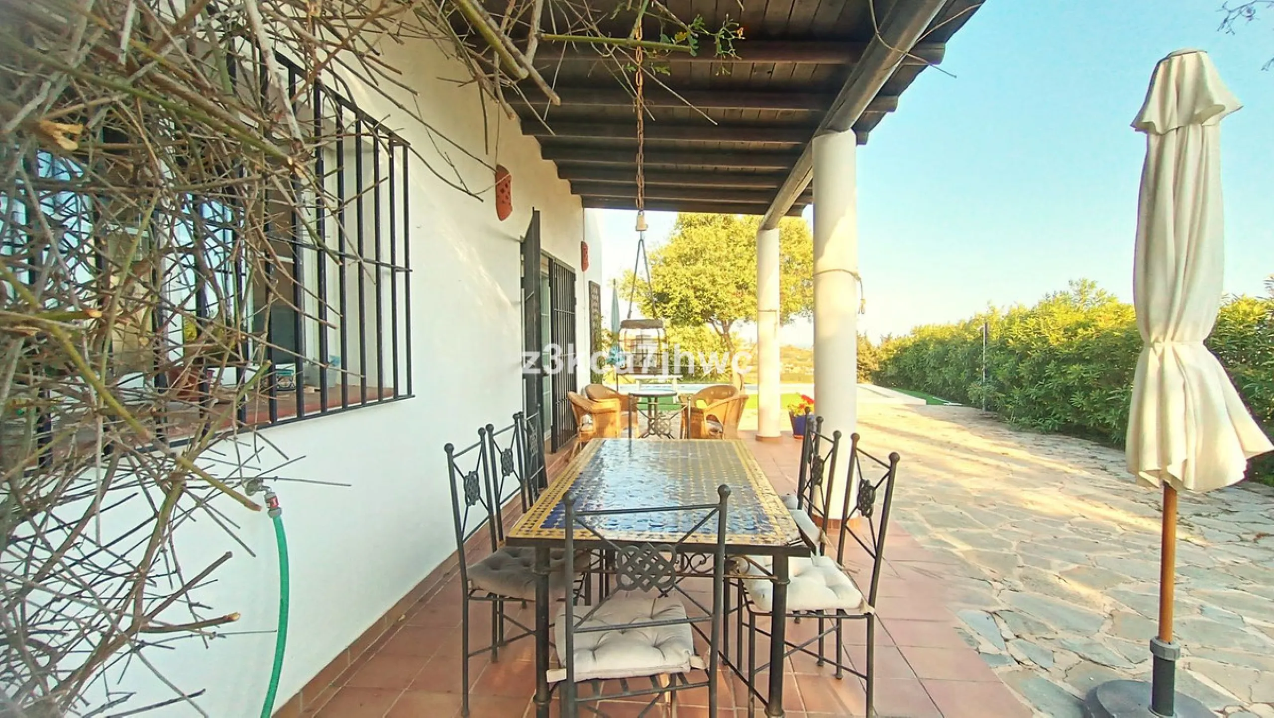 House - Detached Villa в продаже в Estepona, Málaga. В доме 4 спален и 4 ванных комнат. Площадь дома 274 м². Площадь участка 4112 м²