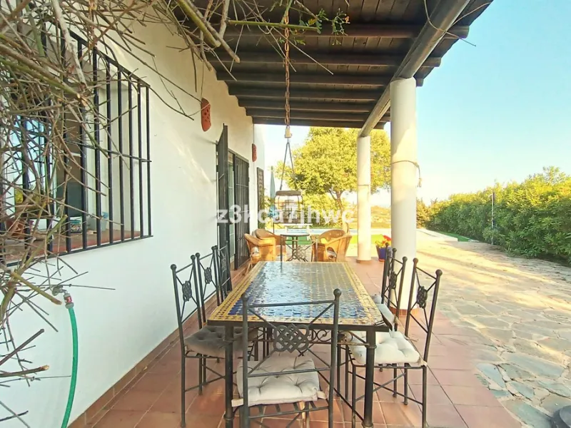 House - Detached Villa в продаже в Estepona, Málaga. В доме 4 спален и 4 ванных комнат. Площадь дома 274 м². Площадь участка 4112 м²