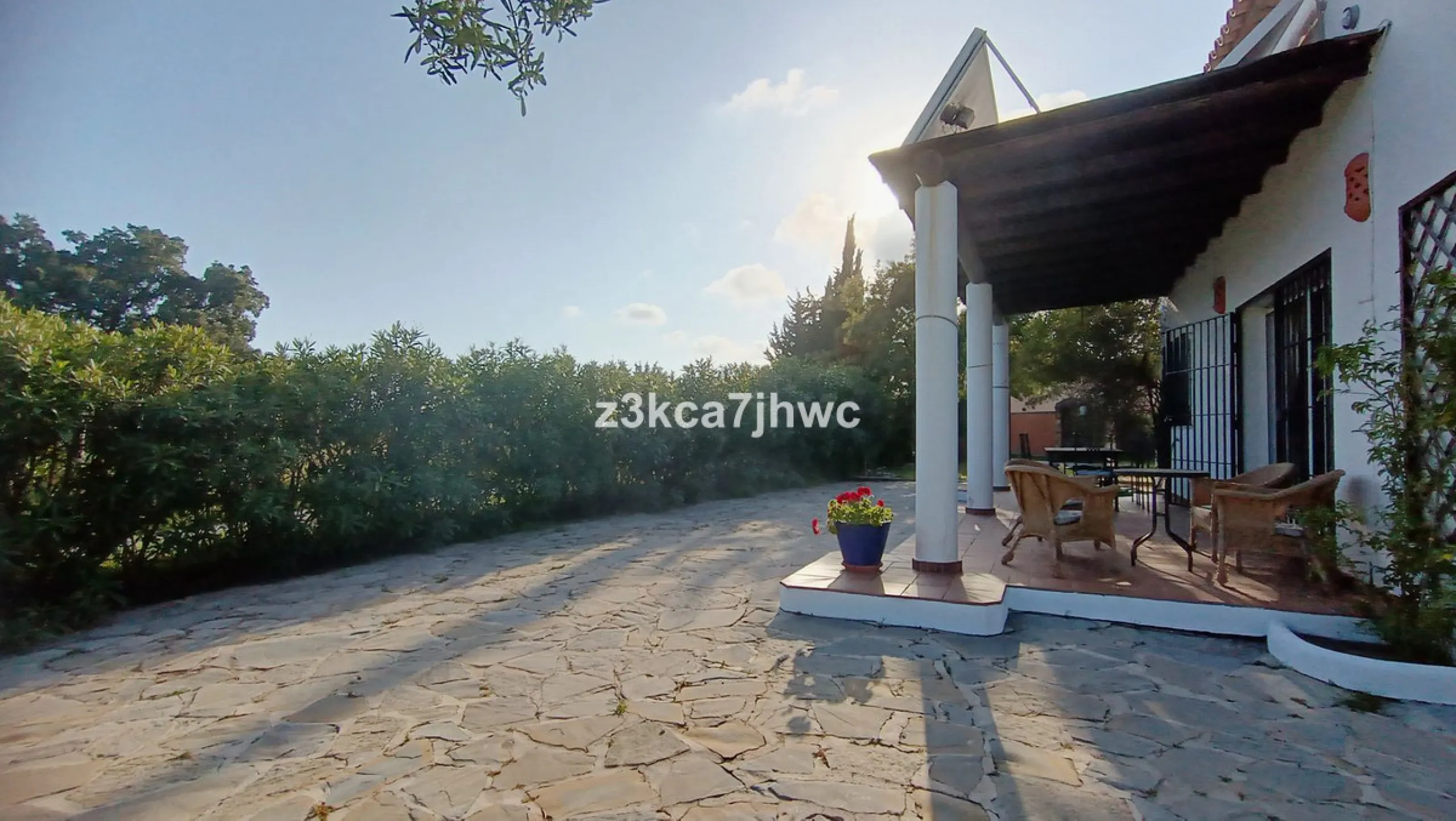 House - Detached Villa в продаже в Estepona, Málaga. В доме 4 спален и 4 ванных комнат. Площадь дома 274 м². Площадь участка 4112 м²