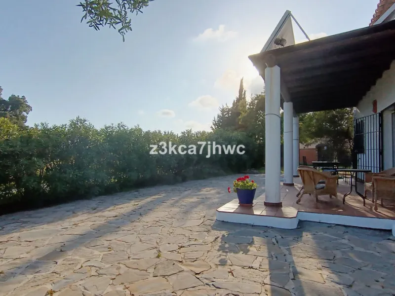 House - Detached Villa в продаже в Estepona, Málaga. В доме 4 спален и 4 ванных комнат. Площадь дома 274 м². Площадь участка 4112 м²