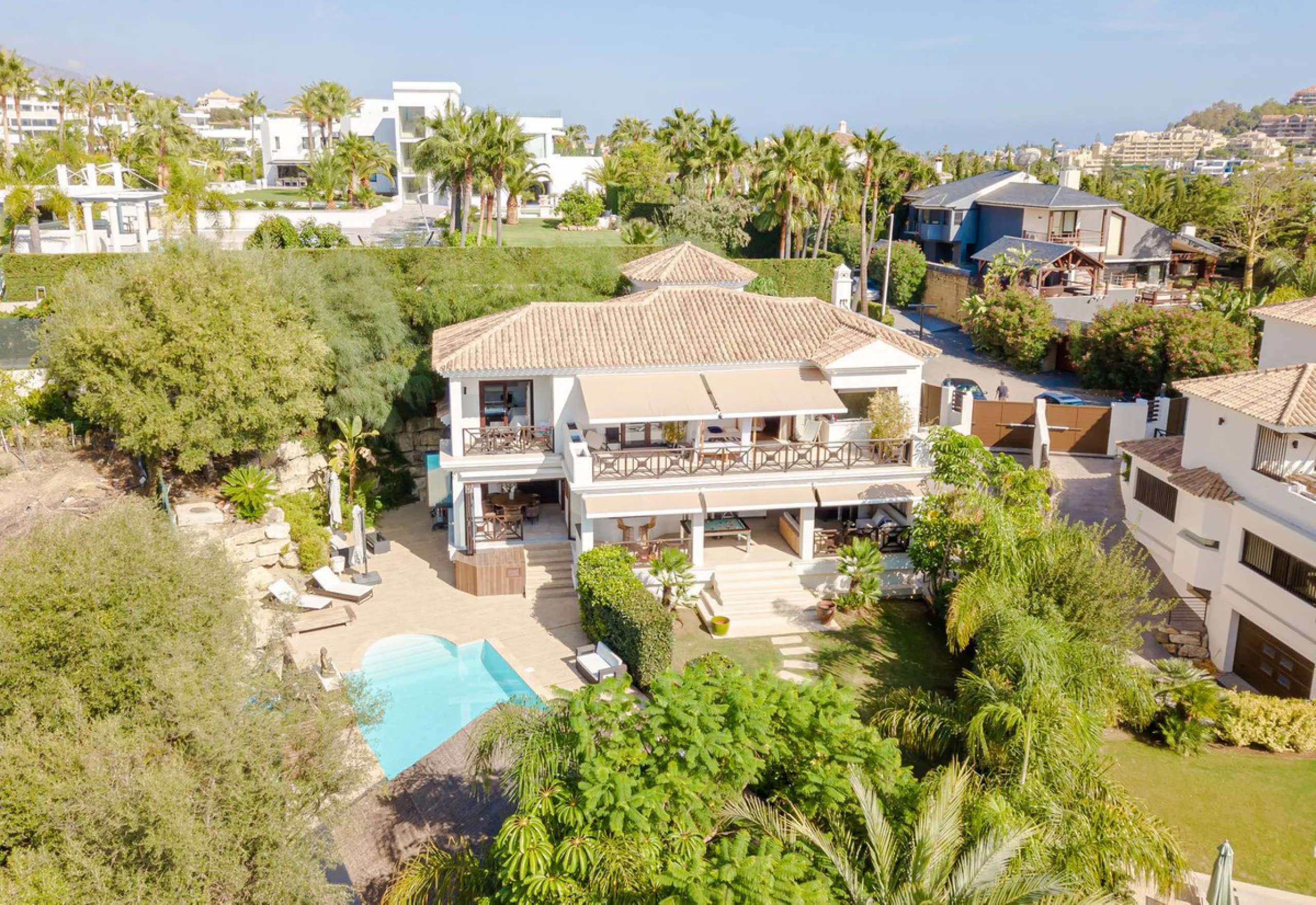 Charming detached villa located in Nueva Andalucia. Situated on a secluded private street with a secure barrier, residents enjoy peace of mind and privacy in this gated community.