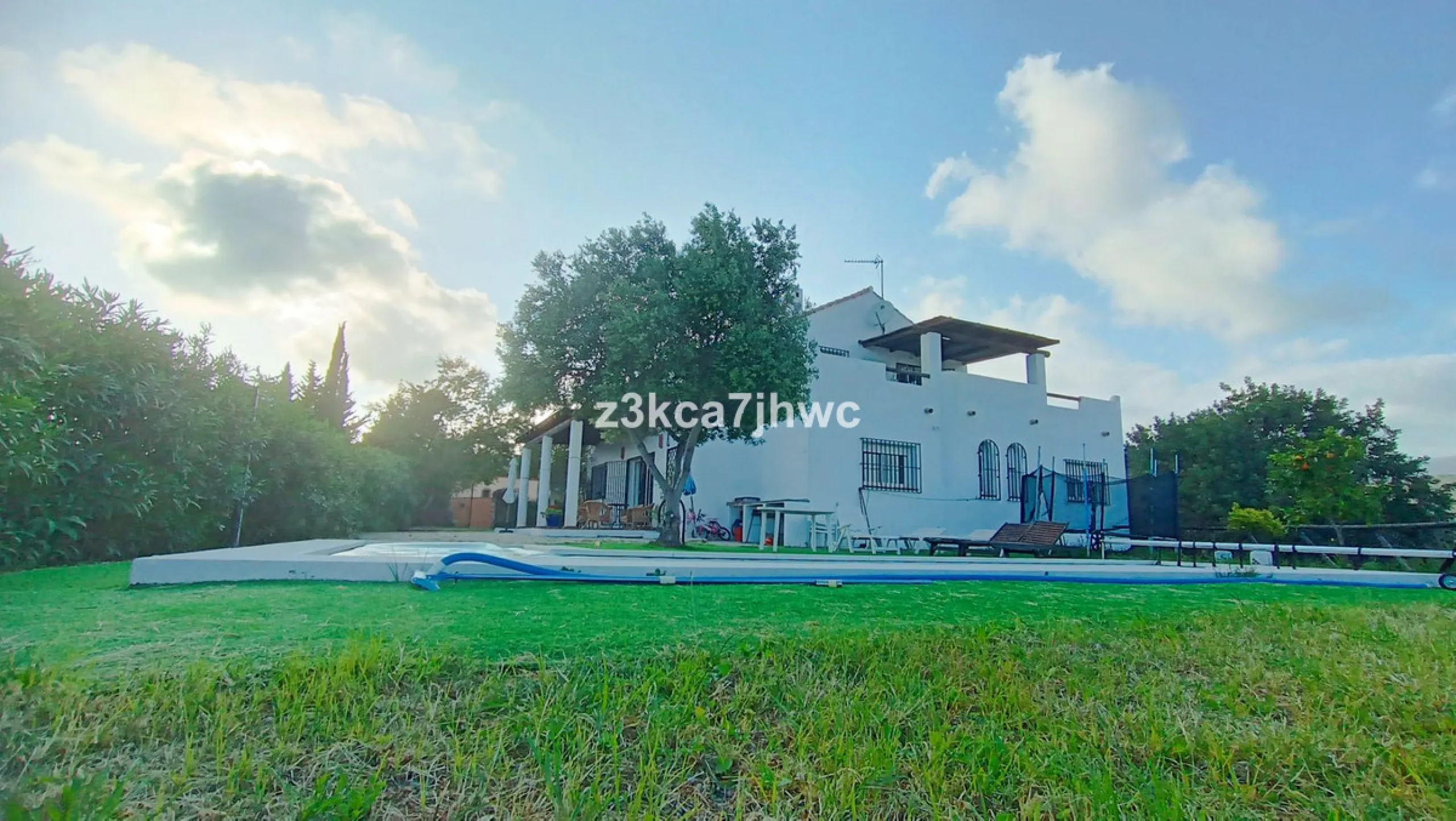 House - Detached Villa в продаже в Estepona, Málaga. В доме 4 спален и 4 ванных комнат. Площадь дома 274 м². Площадь участка 4112 м²
