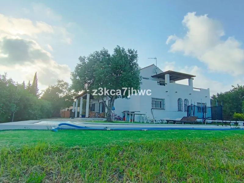 House - Detached Villa в продаже в Estepona, Málaga. В доме 4 спален и 4 ванных комнат. Площадь дома 274 м². Площадь участка 4112 м²