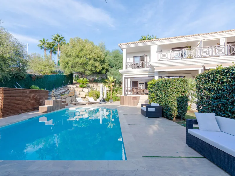 Charming detached villa located in Nueva Andalucia. Situated on a secluded private street with a secure barrier, residents enjoy peace of mind and privacy in this gated community.