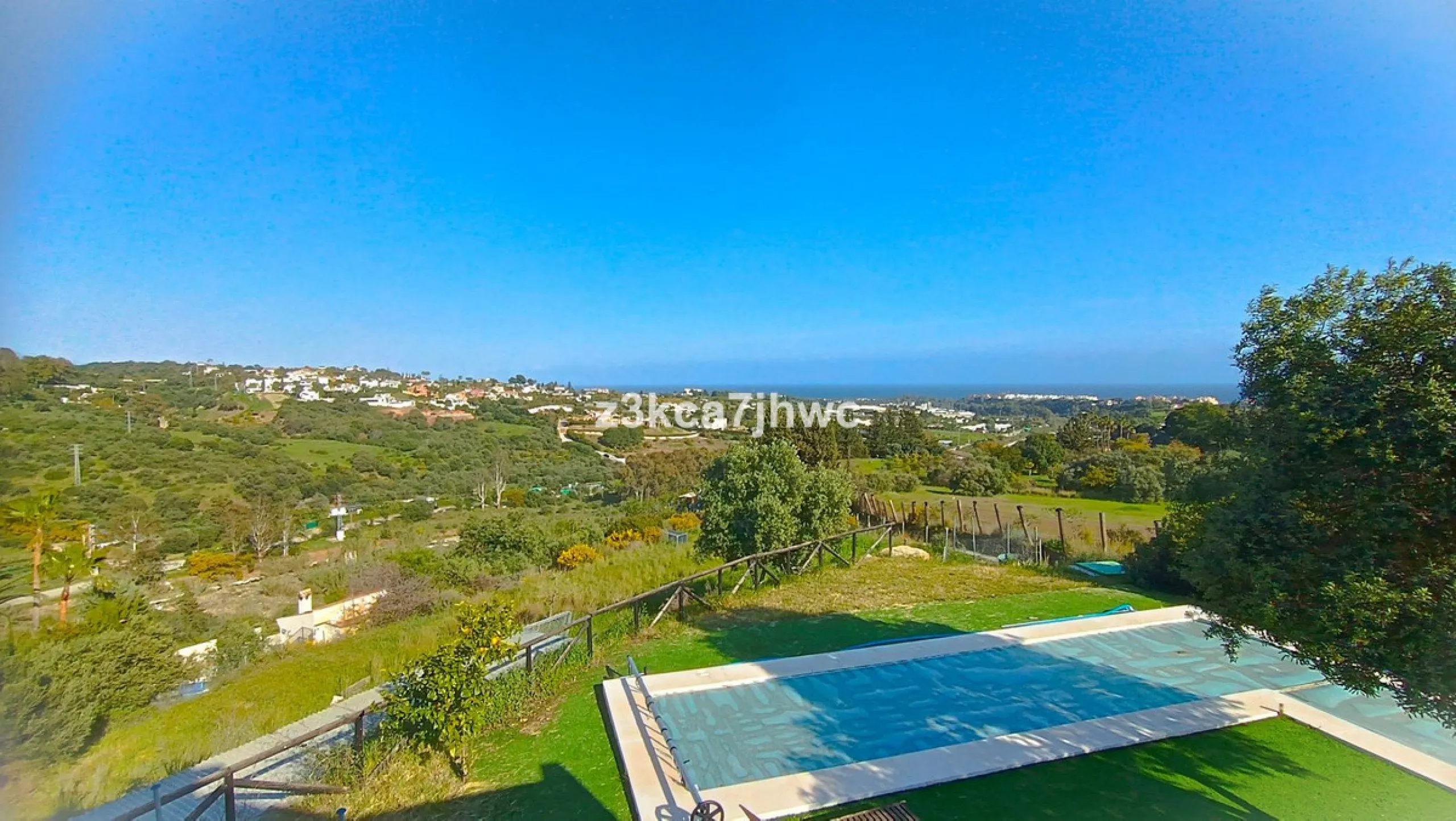 House - Detached Villa в продаже в Estepona, Málaga. В доме 4 спален и 4 ванных комнат. Площадь дома 274 м². Площадь участка 4112 м²