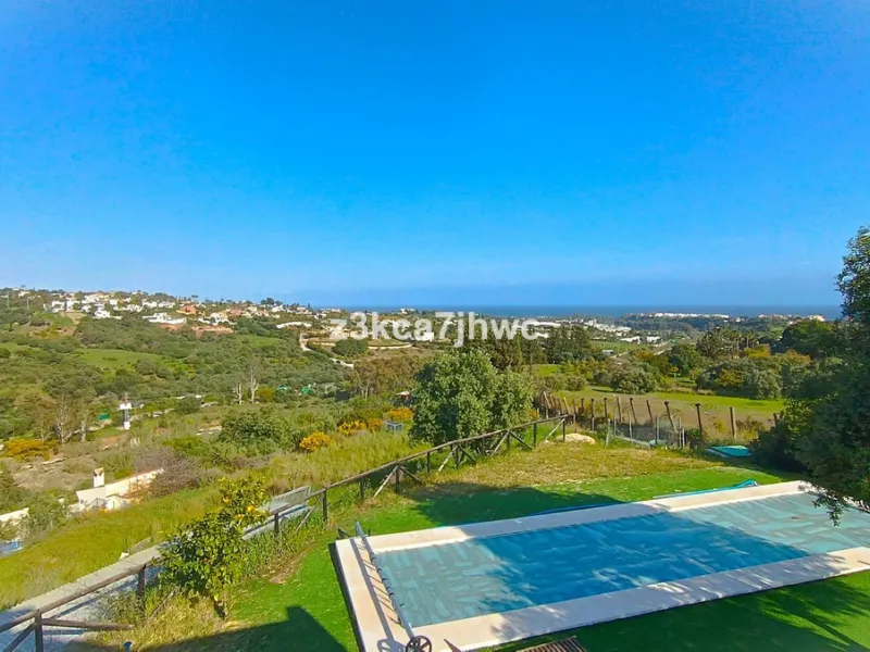House - Detached Villa в продаже в Estepona, Málaga. В доме 4 спален и 4 ванных комнат. Площадь дома 274 м². Площадь участка 4112 м²
