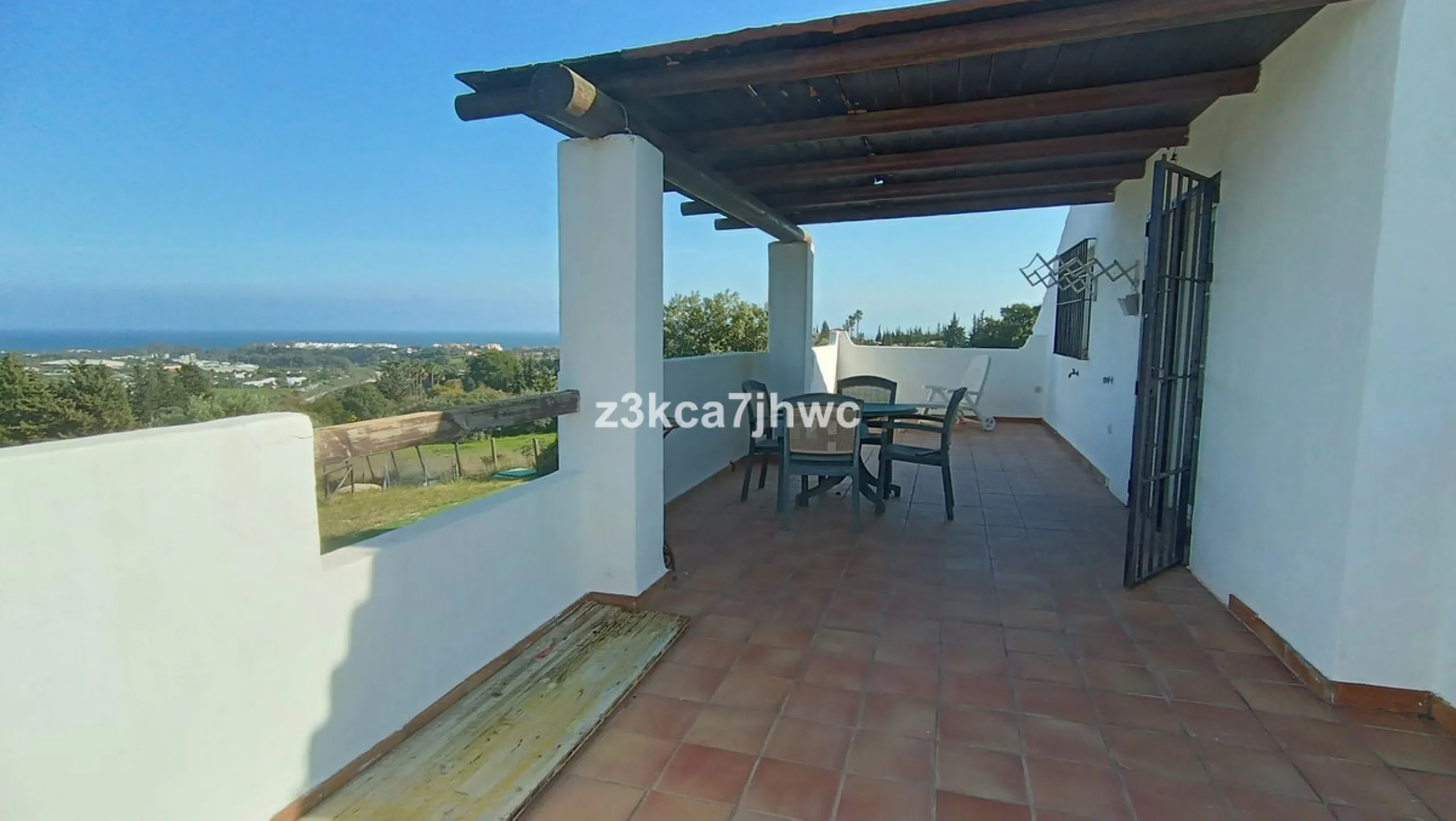 House - Detached Villa в продаже в Estepona, Málaga. В доме 4 спален и 4 ванных комнат. Площадь дома 274 м². Площадь участка 4112 м²