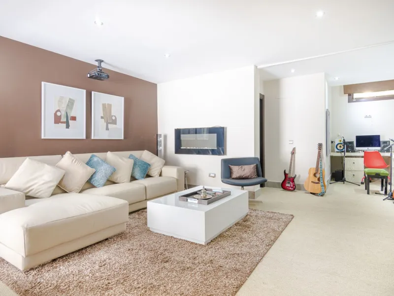 Charming detached villa located in Nueva Andalucia. Situated on a secluded private street with a secure barrier, residents enjoy peace of mind and privacy in this gated community.