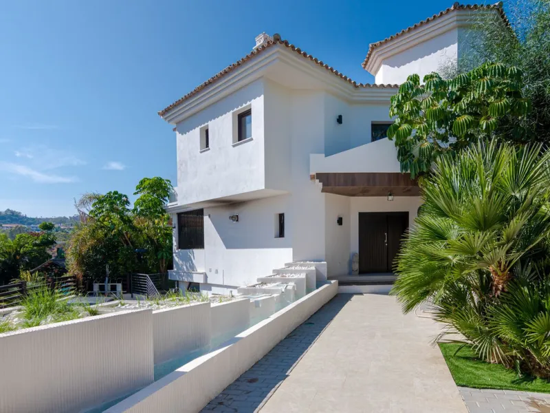 Charming detached villa located in Nueva Andalucia. Situated on a secluded private street with a secure barrier, residents enjoy peace of mind and privacy in this gated community.