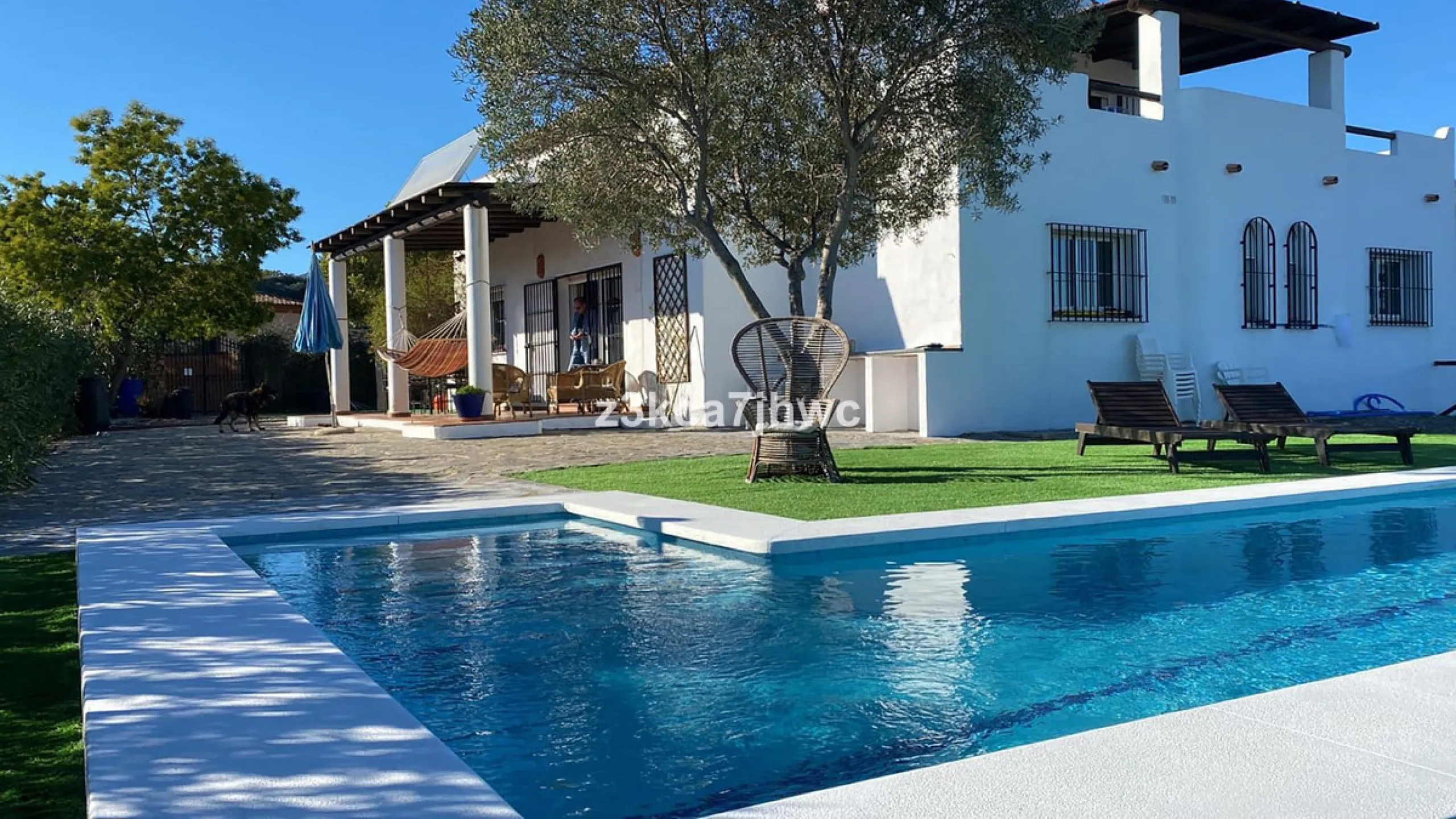 House - Detached Villa в продаже в Estepona, Málaga. В доме 4 спален и 4 ванных комнат. Площадь дома 274 м². Площадь участка 4112 м²