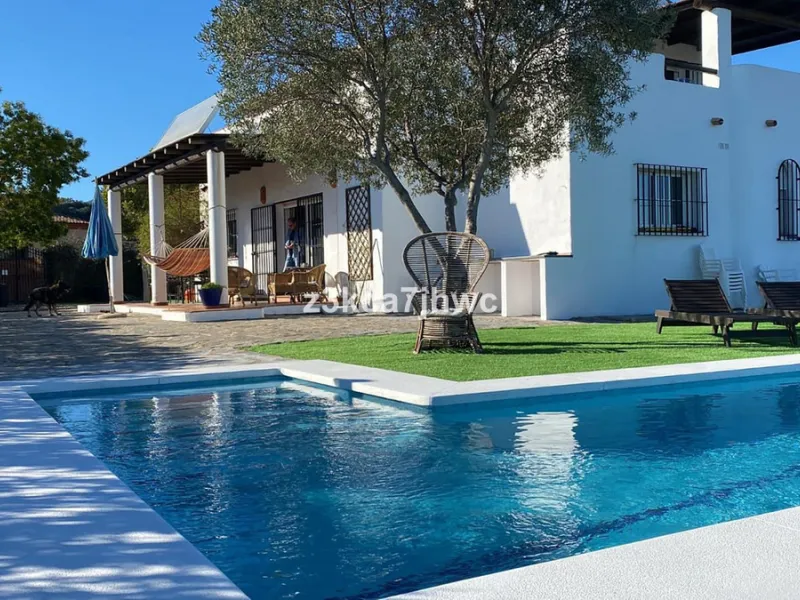 House - Detached Villa в продаже в Estepona, Málaga. В доме 4 спален и 4 ванных комнат. Площадь дома 274 м². Площадь участка 4112 м²