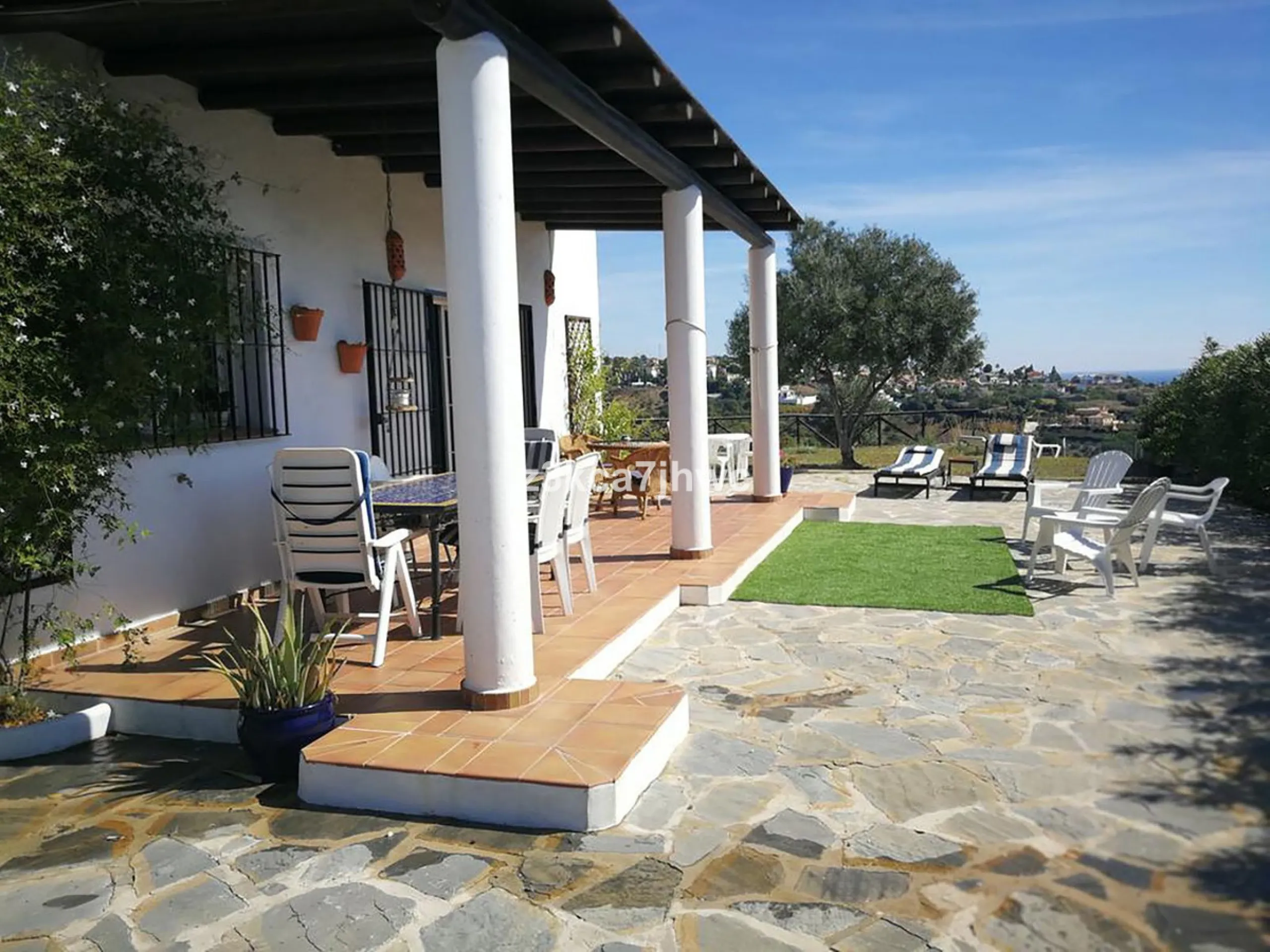 House - Detached Villa в продаже в Estepona, Málaga. В доме 4 спален и 4 ванных комнат. Площадь дома 274 м². Площадь участка 4112 м²