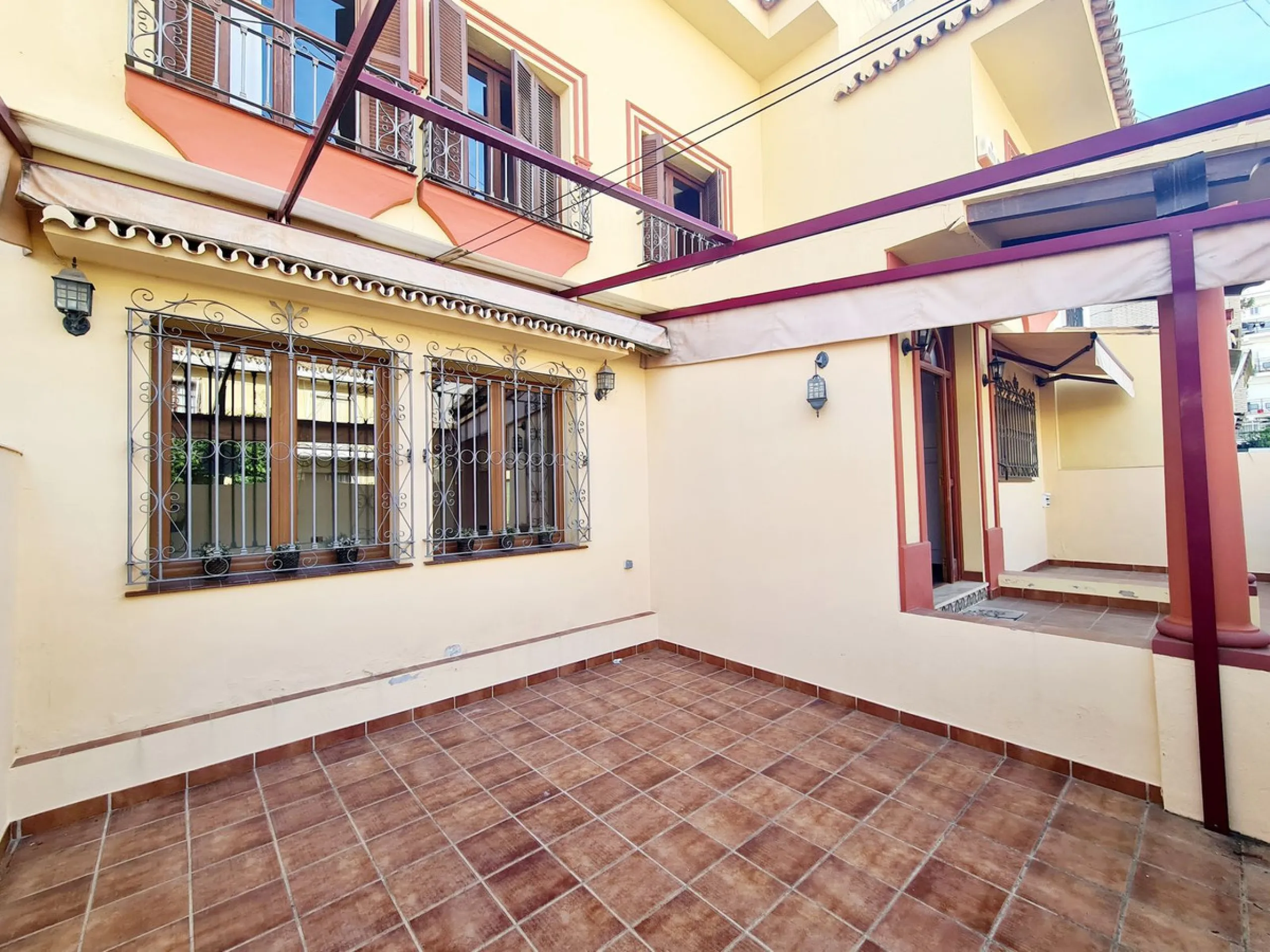 Magnificent semi-detached house located in a most desirable urbanization in Fuengirola, El Pueblo Lopez. This small Andalusian town is in the center surrounded by all the amenities. At the entrance of the house, there are two very large terraces where a l