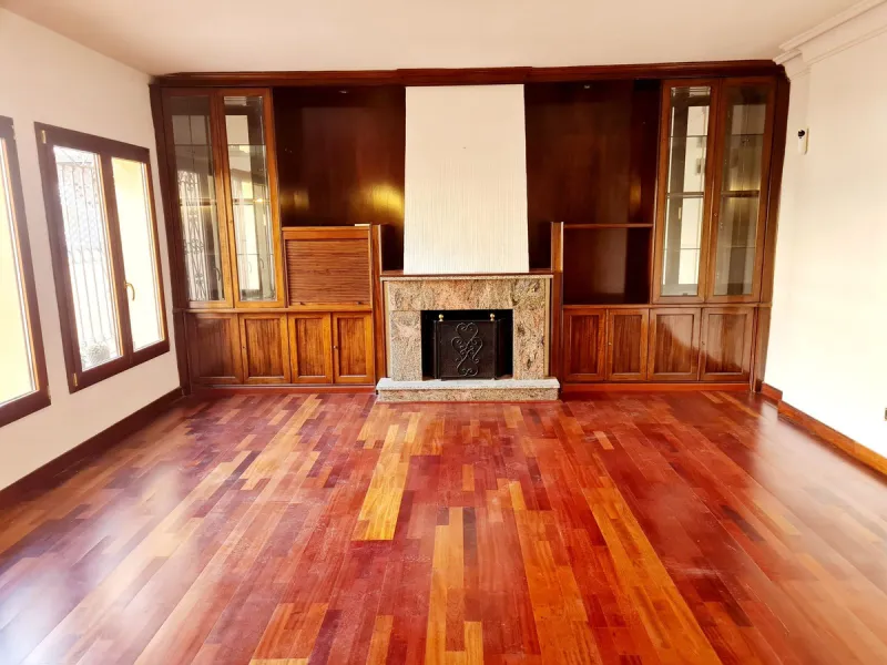 Magnificent semi-detached house located in a most desirable urbanization in Fuengirola, El Pueblo Lopez. This small Andalusian town is in the center surrounded by all the amenities. At the entrance of the house, there are two very large terraces where a l