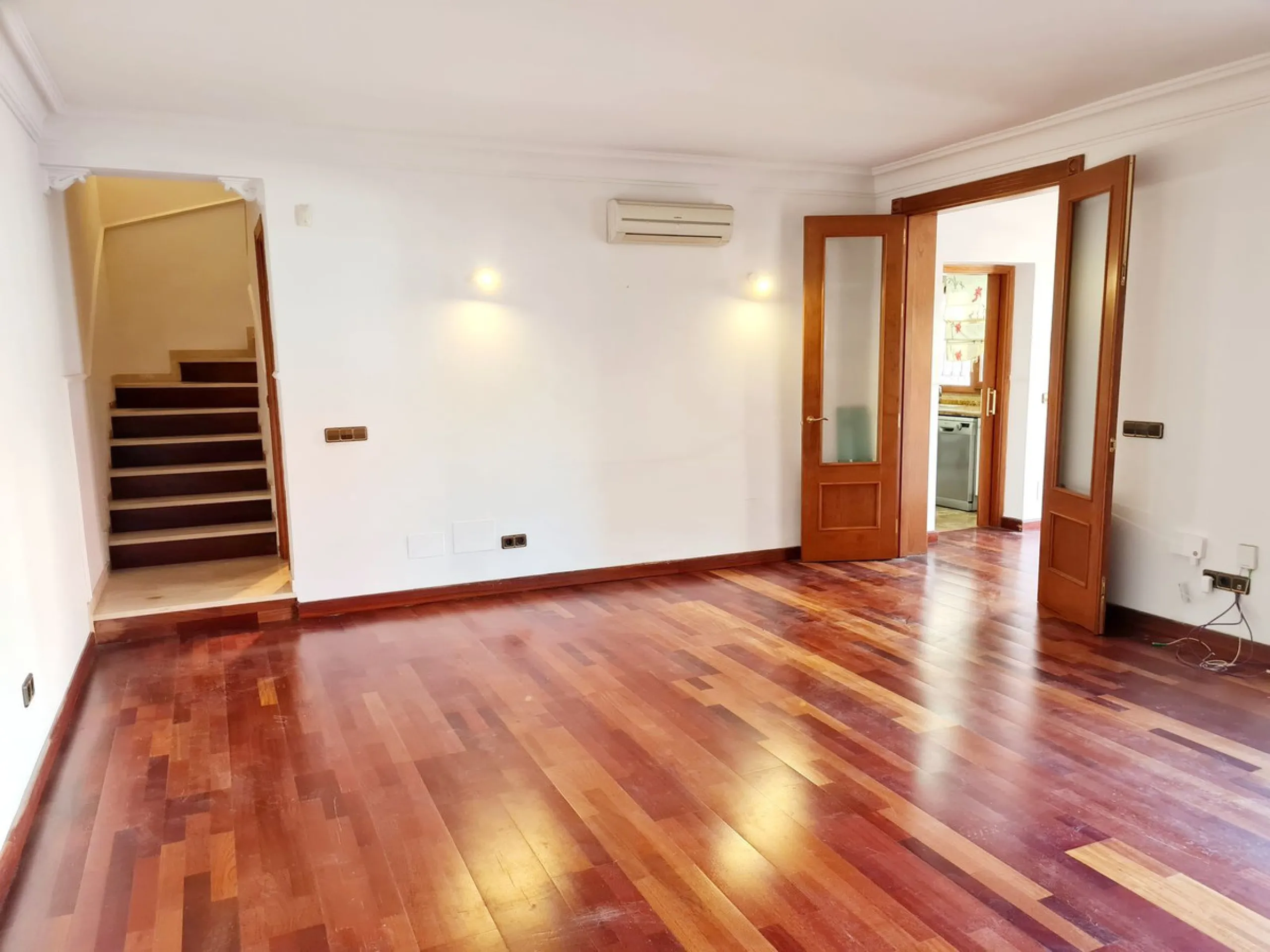 Magnificent semi-detached house located in a most desirable urbanization in Fuengirola, El Pueblo Lopez. This small Andalusian town is in the center surrounded by all the amenities. At the entrance of the house, there are two very large terraces where a l