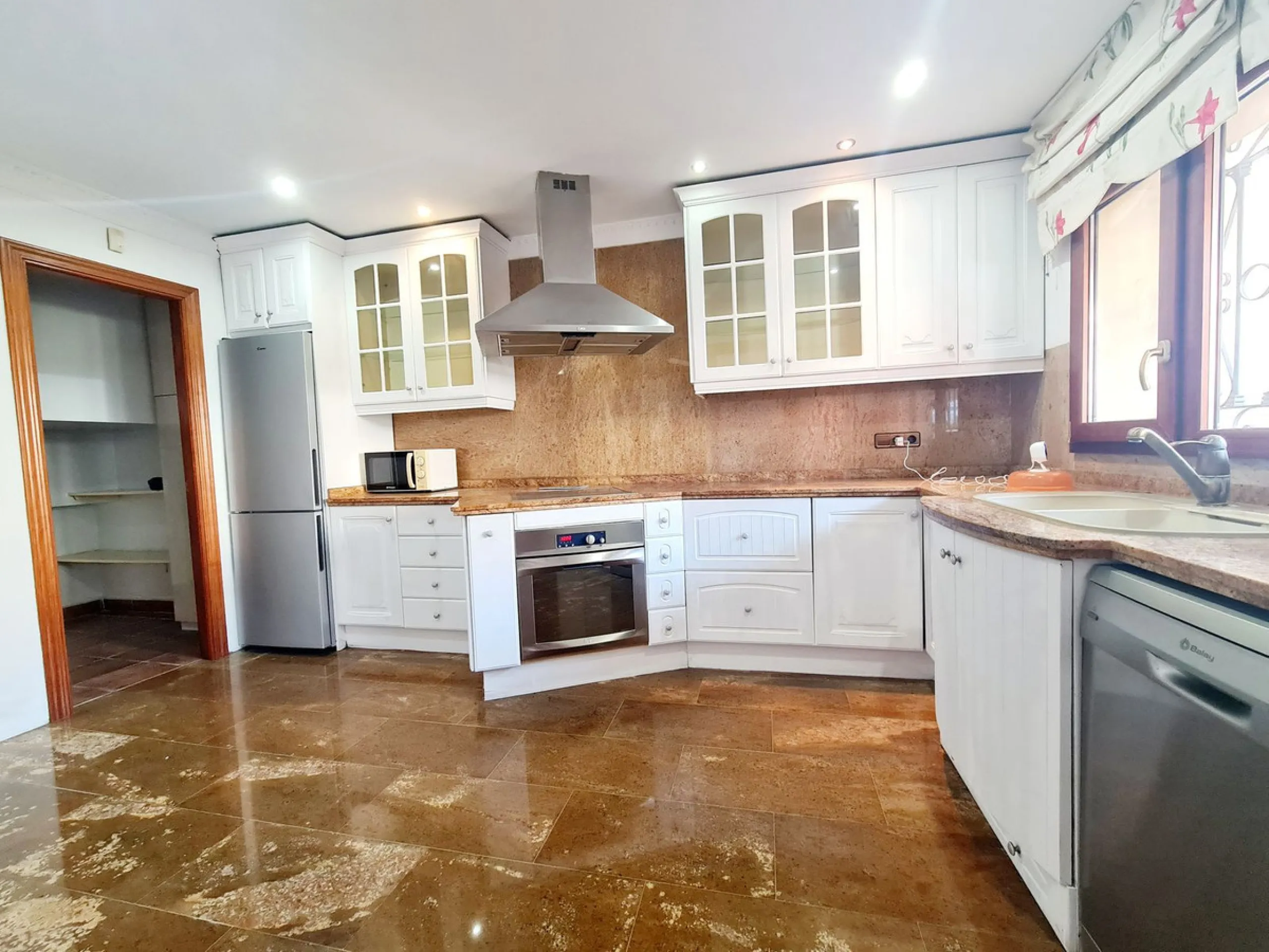 Magnificent semi-detached house located in a most desirable urbanization in Fuengirola, El Pueblo Lopez. This small Andalusian town is in the center surrounded by all the amenities. At the entrance of the house, there are two very large terraces where a l