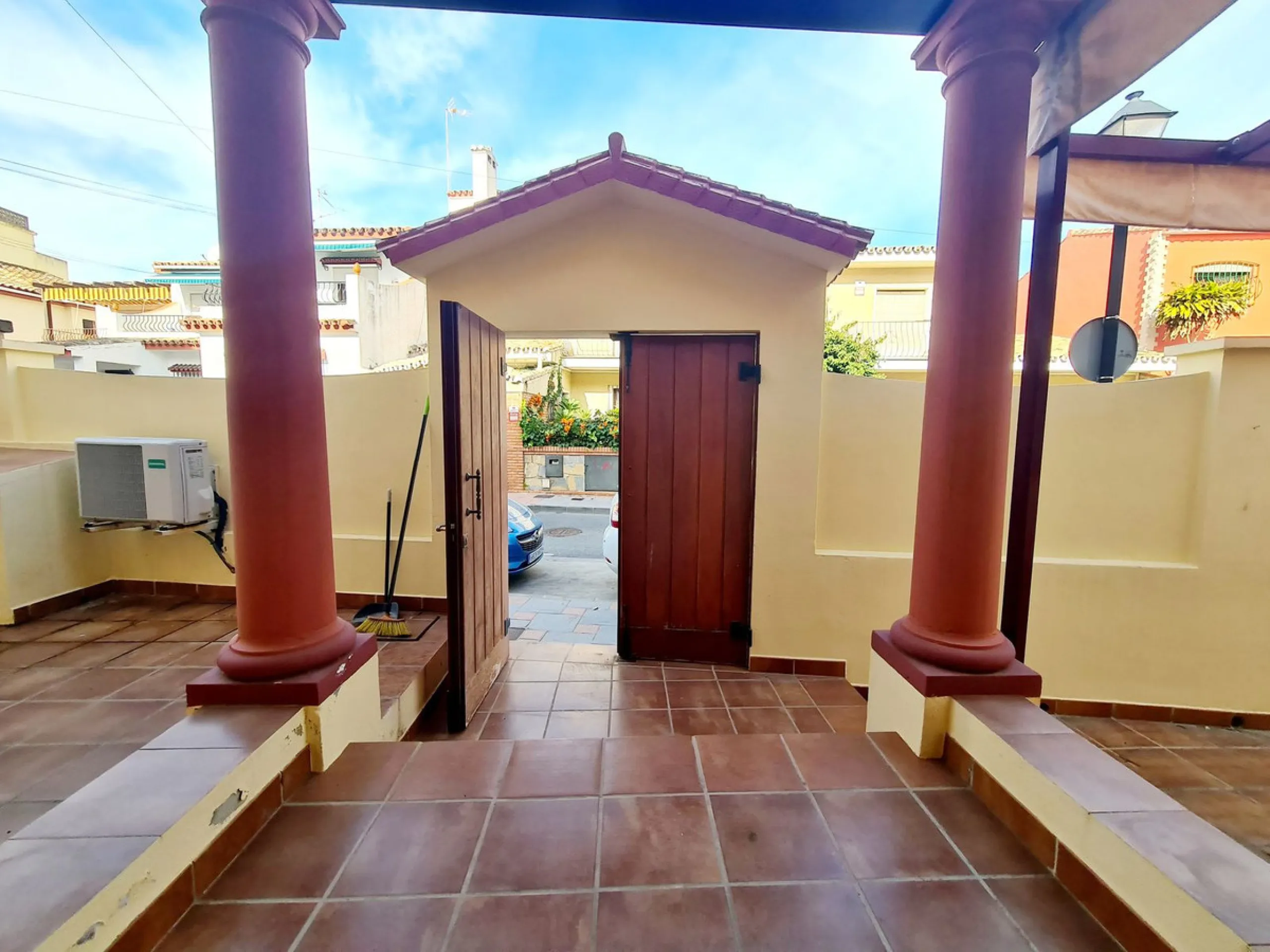 Magnificent semi-detached house located in a most desirable urbanization in Fuengirola, El Pueblo Lopez. This small Andalusian town is in the center surrounded by all the amenities. At the entrance of the house, there are two very large terraces where a l