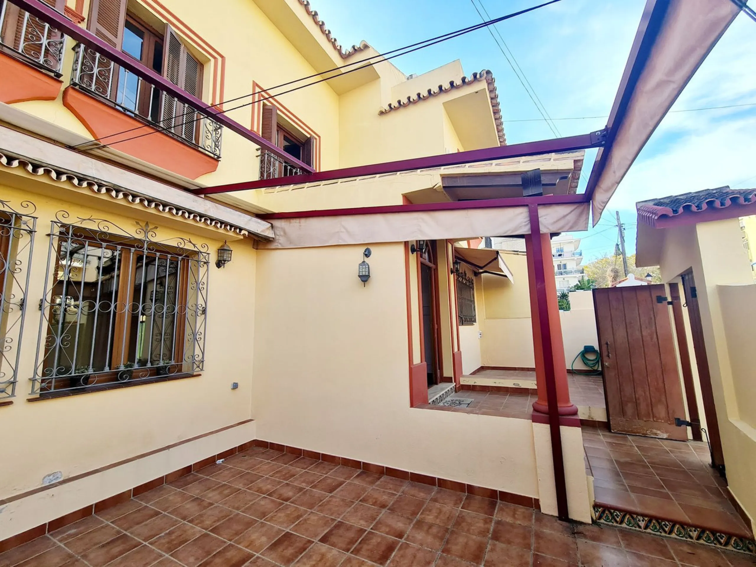 Magnificent semi-detached house located in a most desirable urbanization in Fuengirola, El Pueblo Lopez. This small Andalusian town is in the center surrounded by all the amenities. At the entrance of the house, there are two very large terraces where a l