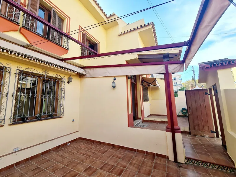 Magnificent semi-detached house located in a most desirable urbanization in Fuengirola, El Pueblo Lopez. This small Andalusian town is in the center surrounded by all the amenities. At the entrance of the house, there are two very large terraces where a l