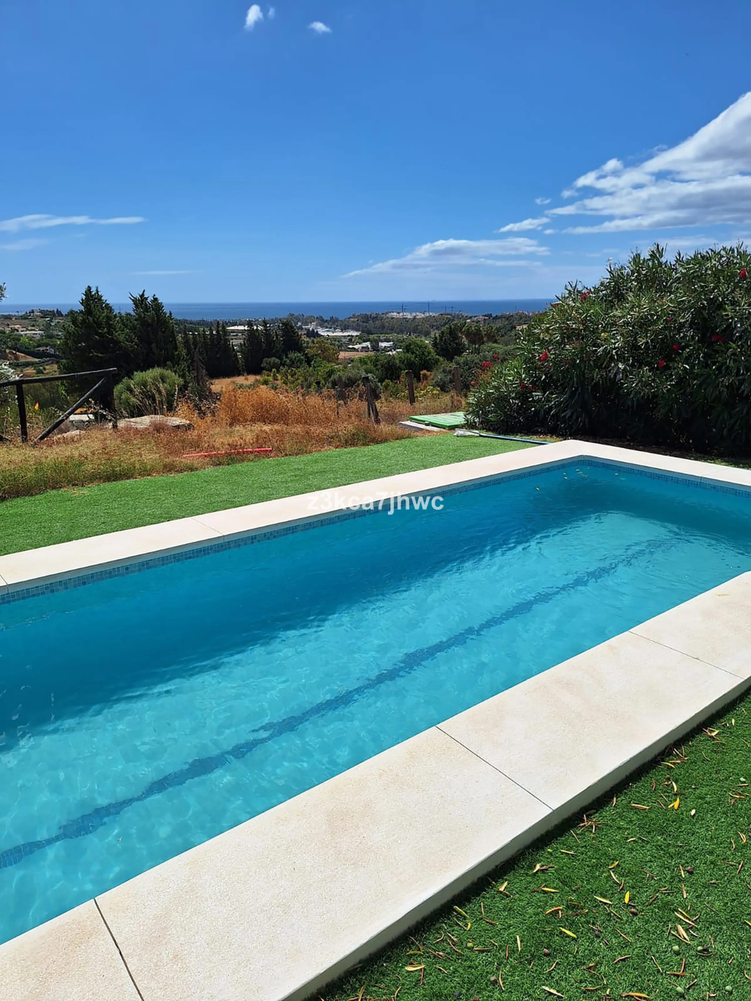 House - Detached Villa в продаже в Estepona, Málaga. В доме 4 спален и 4 ванных комнат. Площадь дома 274 м². Площадь участка 4112 м²