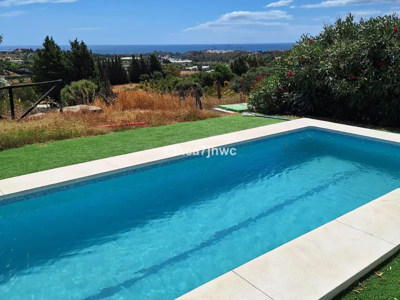 House - Detached Villa в продаже в Estepona, Málaga. В доме 4 спален и 4 ванных комнат. Площадь дома 274 м². Площадь участка 4112 м²