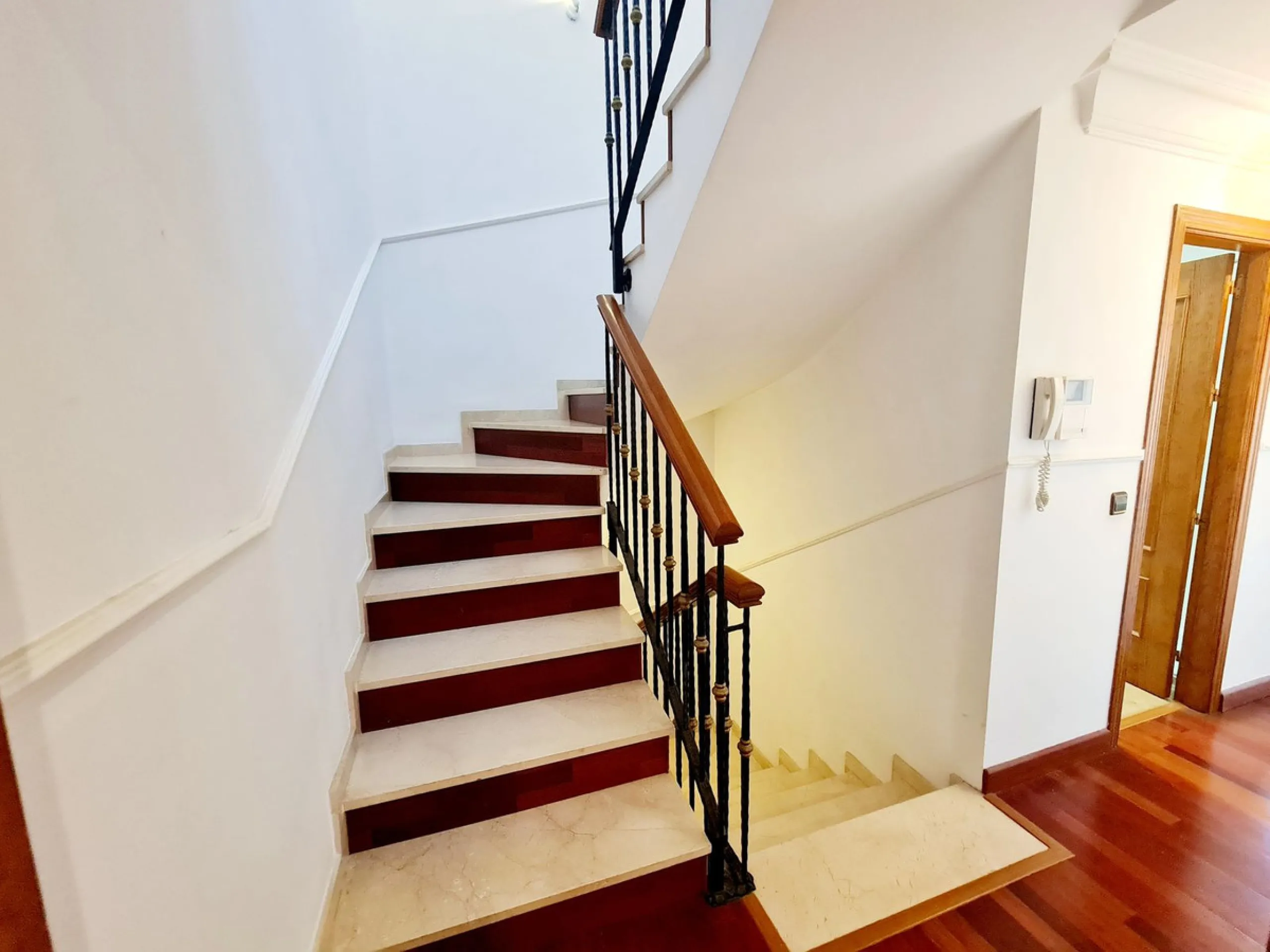 Magnificent semi-detached house located in a most desirable urbanization in Fuengirola, El Pueblo Lopez. This small Andalusian town is in the center surrounded by all the amenities. At the entrance of the house, there are two very large terraces where a l