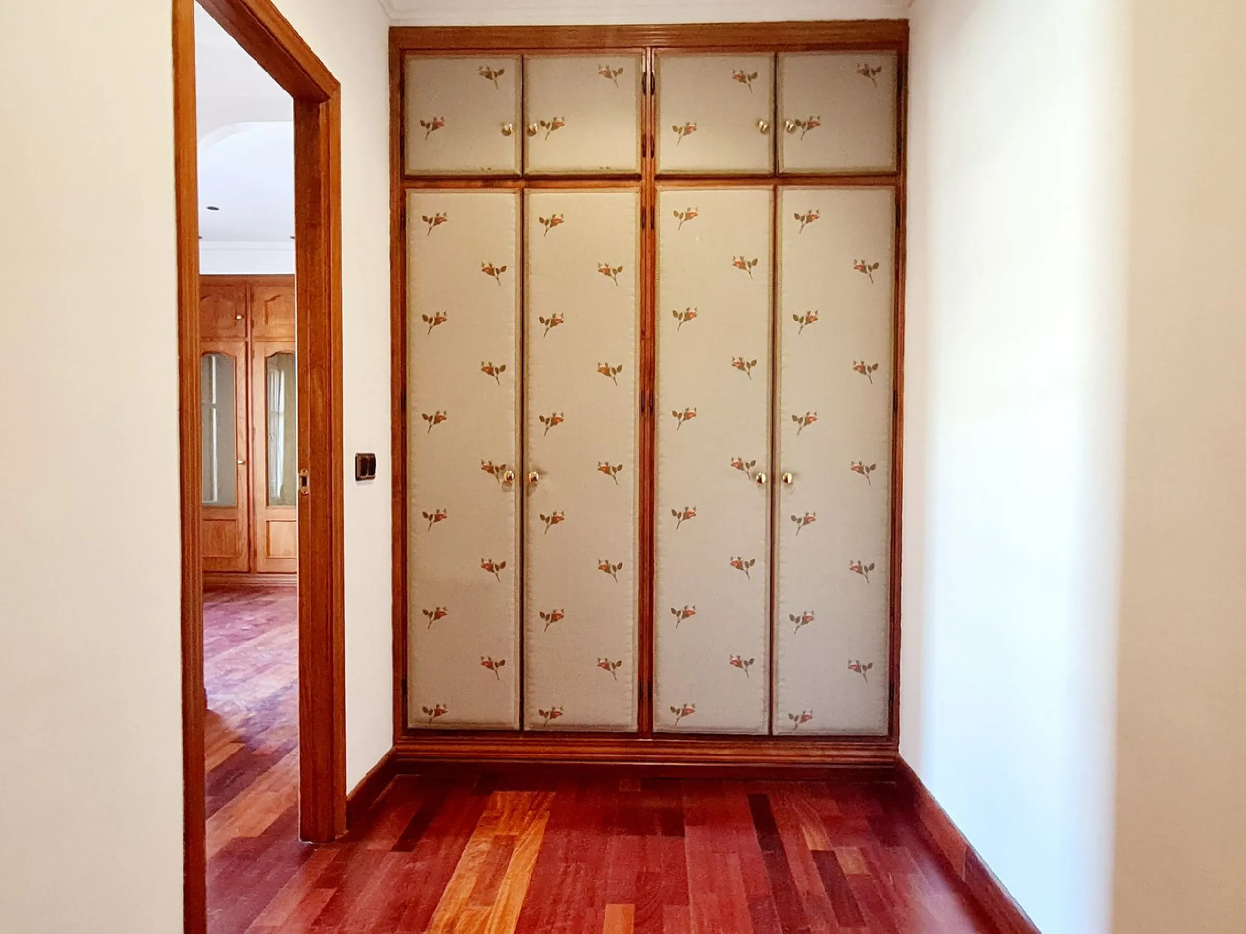 Magnificent semi-detached house located in a most desirable urbanization in Fuengirola, El Pueblo Lopez. This small Andalusian town is in the center surrounded by all the amenities. At the entrance of the house, there are two very large terraces where a l