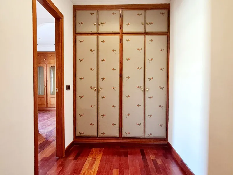 Magnificent semi-detached house located in a most desirable urbanization in Fuengirola, El Pueblo Lopez. This small Andalusian town is in the center surrounded by all the amenities. At the entrance of the house, there are two very large terraces where a l