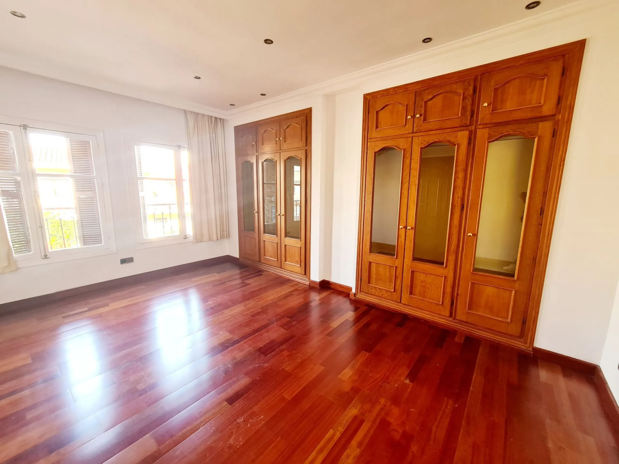 Magnificent semi-detached house located in a most desirable urbanization in Fuengirola, El Pueblo Lopez. This small Andalusian town is in the center surrounded by all the amenities. At the entrance of the house, there are two very large terraces where a l