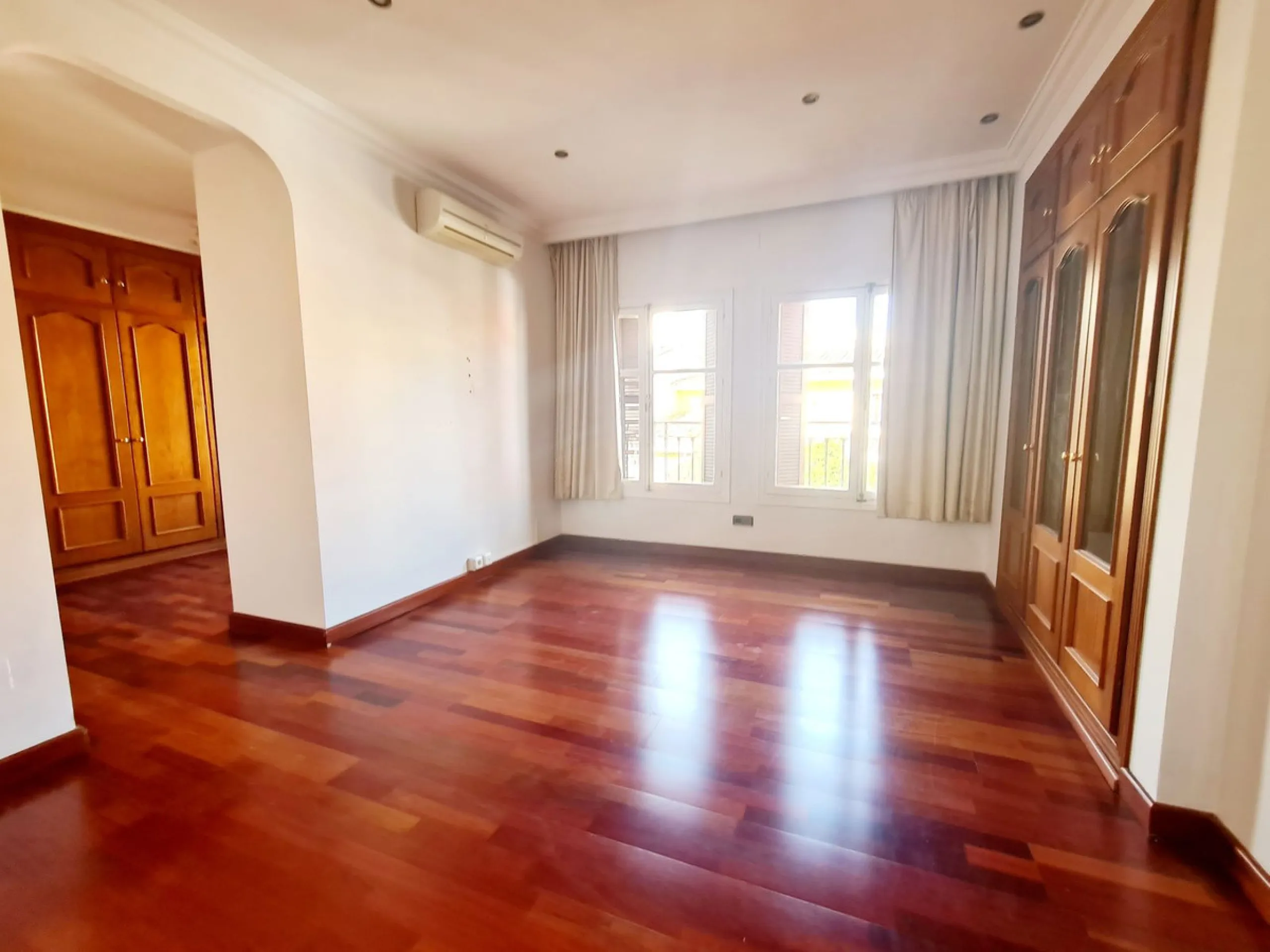 Magnificent semi-detached house located in a most desirable urbanization in Fuengirola, El Pueblo Lopez. This small Andalusian town is in the center surrounded by all the amenities. At the entrance of the house, there are two very large terraces where a l