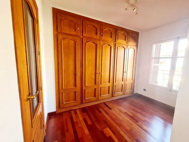 Magnificent semi-detached house located in a most desirable urbanization in Fuengirola, El Pueblo Lopez. This small Andalusian town is in the center surrounded by all the amenities. At the entrance of the house, there are two very large terraces where a l