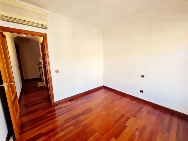 Magnificent semi-detached house located in a most desirable urbanization in Fuengirola, El Pueblo Lopez. This small Andalusian town is in the center surrounded by all the amenities. At the entrance of the house, there are two very large terraces where a l
