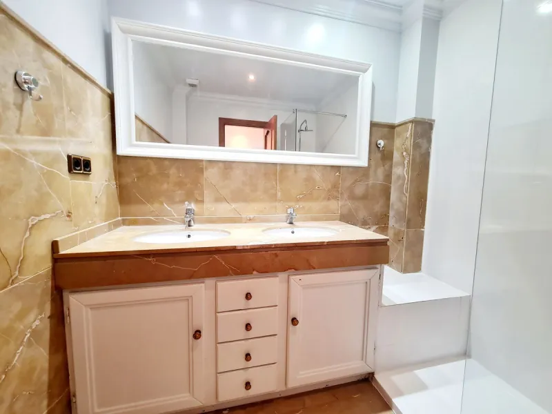 Magnificent semi-detached house located in a most desirable urbanization in Fuengirola, El Pueblo Lopez. This small Andalusian town is in the center surrounded by all the amenities. At the entrance of the house, there are two very large terraces where a l