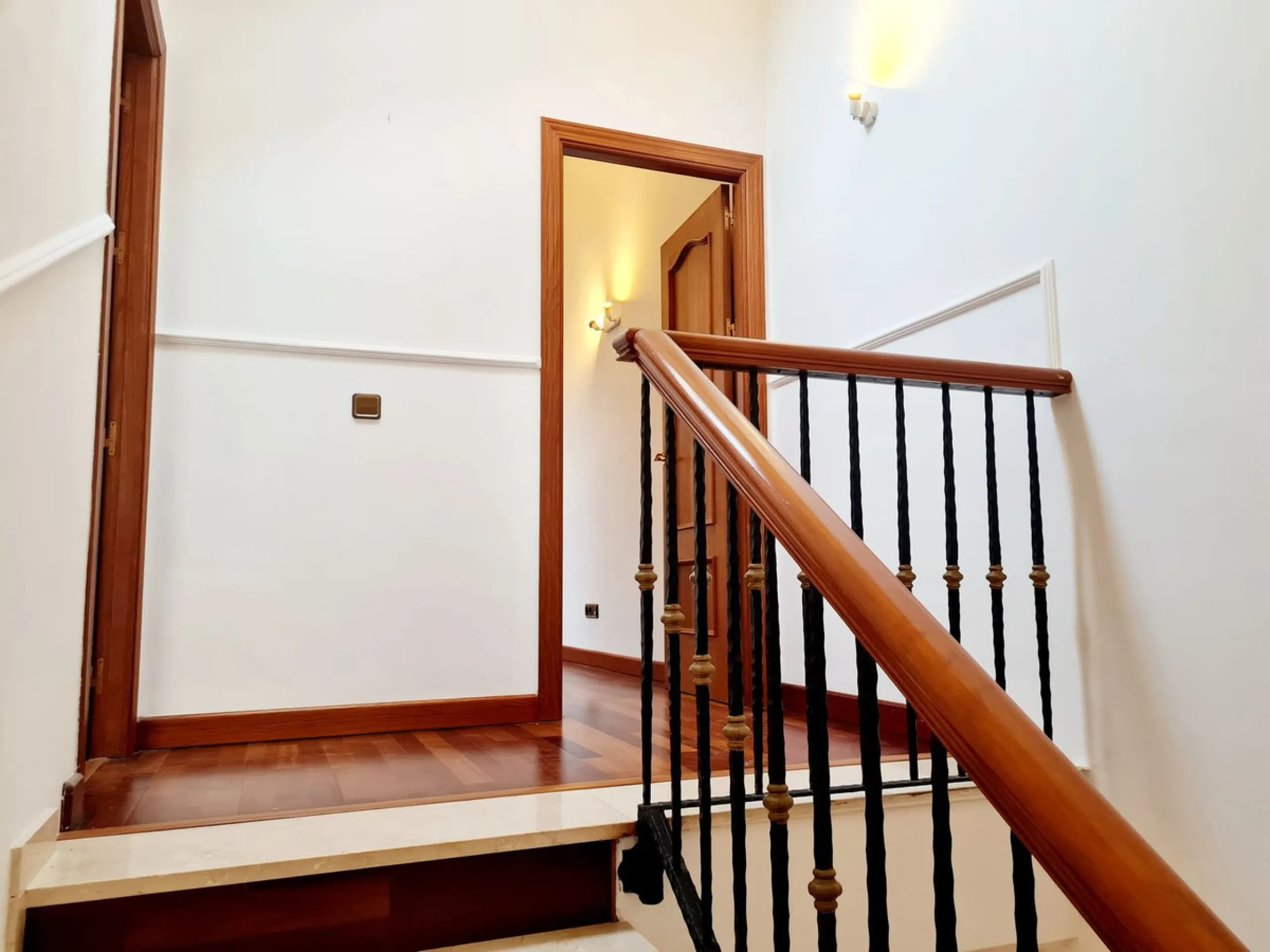 Magnificent semi-detached house located in a most desirable urbanization in Fuengirola, El Pueblo Lopez. This small Andalusian town is in the center surrounded by all the amenities. At the entrance of the house, there are two very large terraces where a l
