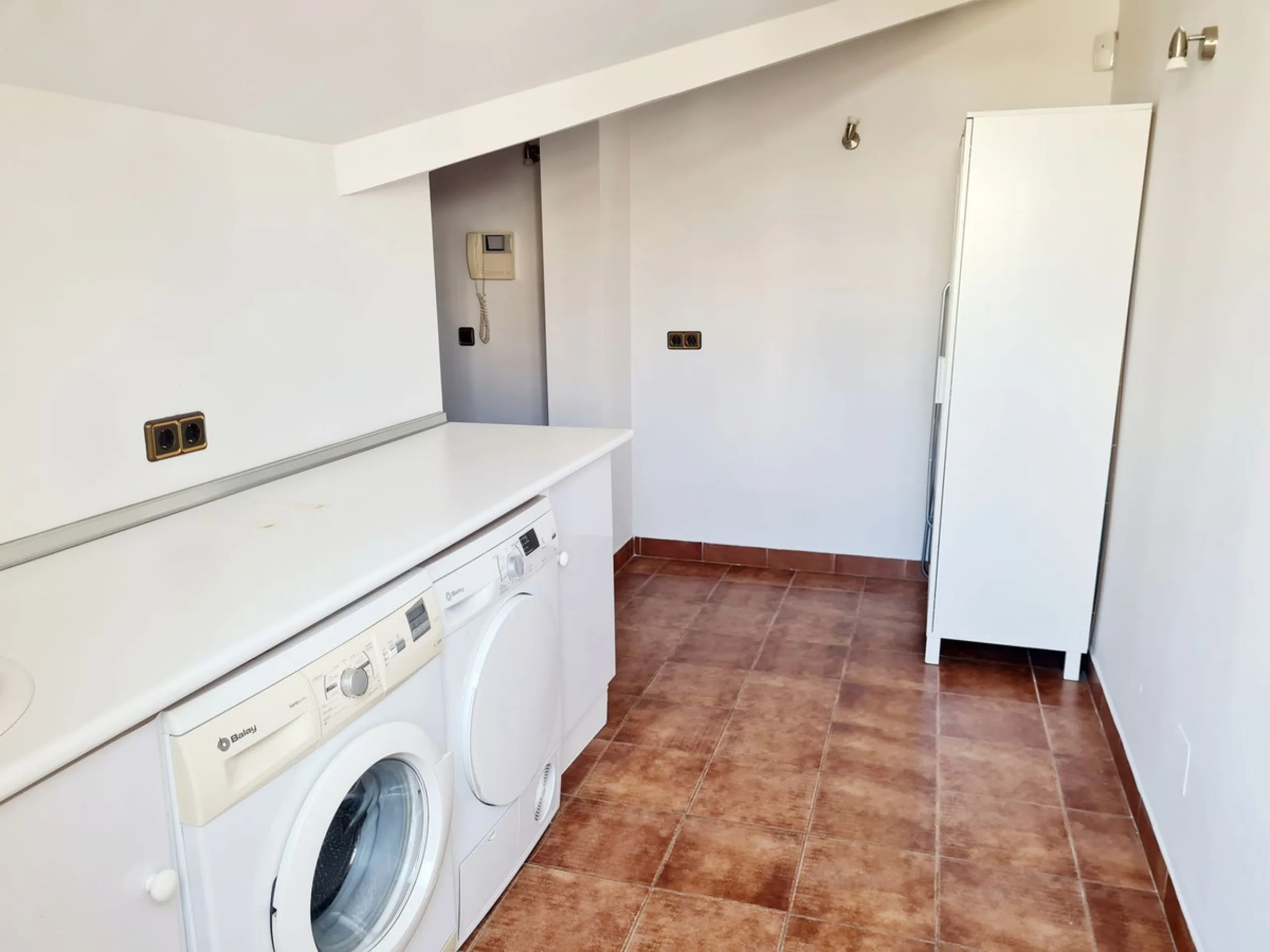 Magnificent semi-detached house located in a most desirable urbanization in Fuengirola, El Pueblo Lopez. This small Andalusian town is in the center surrounded by all the amenities. At the entrance of the house, there are two very large terraces where a l