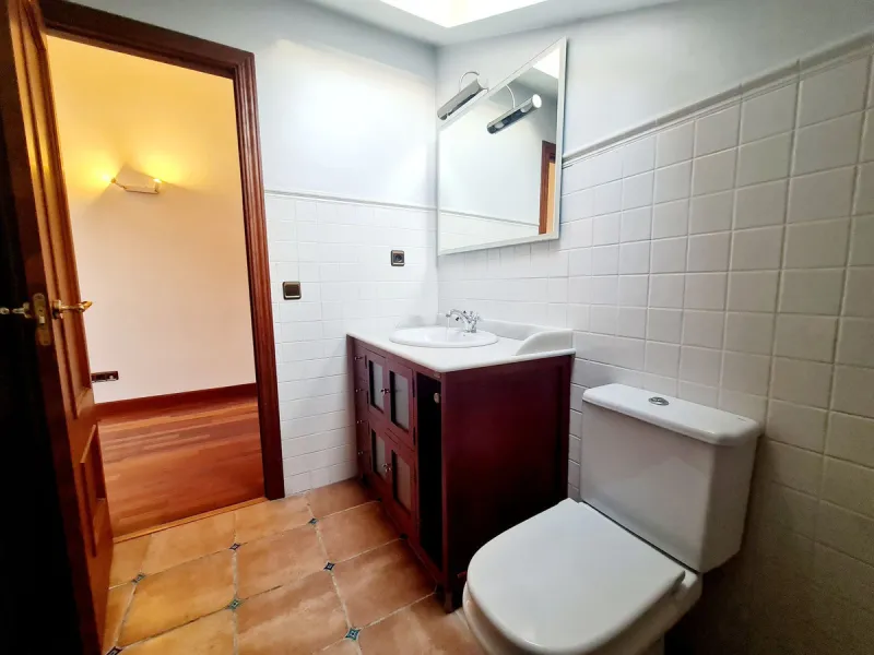 Magnificent semi-detached house located in a most desirable urbanization in Fuengirola, El Pueblo Lopez. This small Andalusian town is in the center surrounded by all the amenities. At the entrance of the house, there are two very large terraces where a l