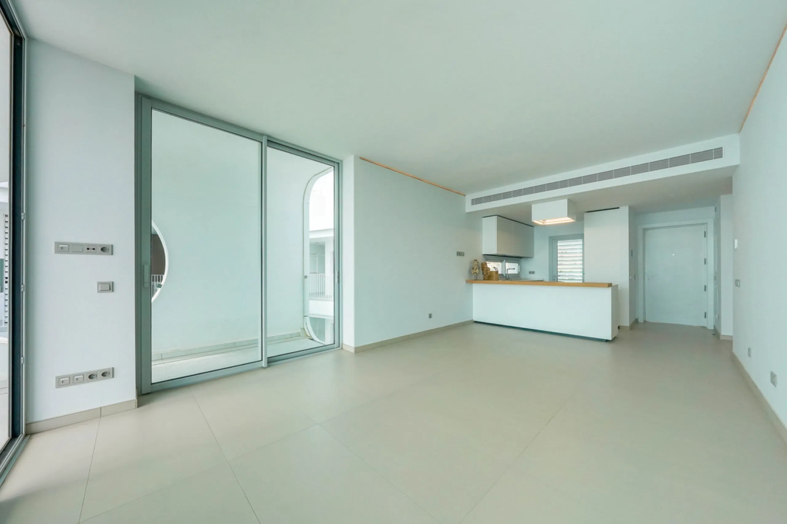 This beautiful south-facing duplex penthouse is located in the exclusive La Reserva del Higuerón Resort, Fuengirola. The property offers a bright and modern open-plan living and dining area with a fully fitted kitchen, designed for comfort and functionali