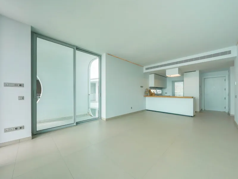 This beautiful south-facing duplex penthouse is located in the exclusive La Reserva del Higuerón Resort, Fuengirola. The property offers a bright and modern open-plan living and dining area with a fully fitted kitchen, designed for comfort and functionali