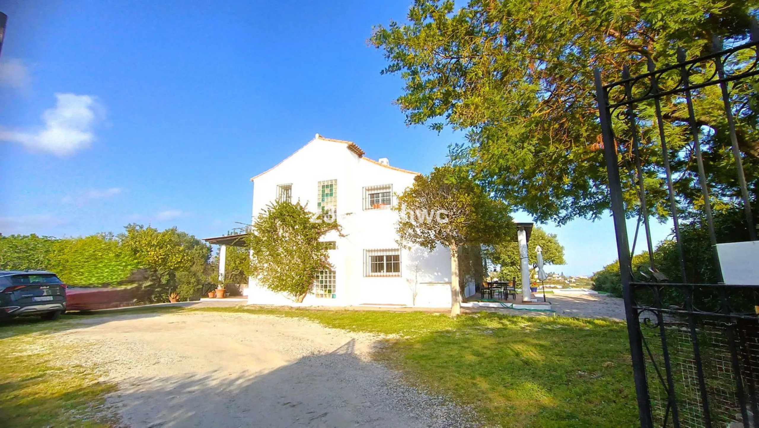 House - Detached Villa в продаже в Estepona, Málaga. В доме 4 спален и 4 ванных комнат. Площадь дома 274 м². Площадь участка 4112 м²