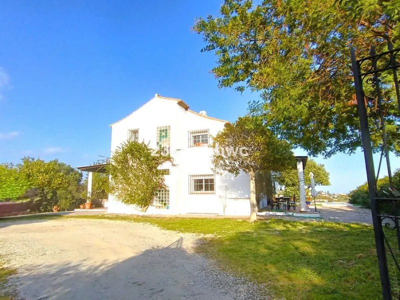 House - Detached Villa в продаже в Estepona, Málaga. В доме 4 спален и 4 ванных комнат. Площадь дома 274 м². Площадь участка 4112 м²