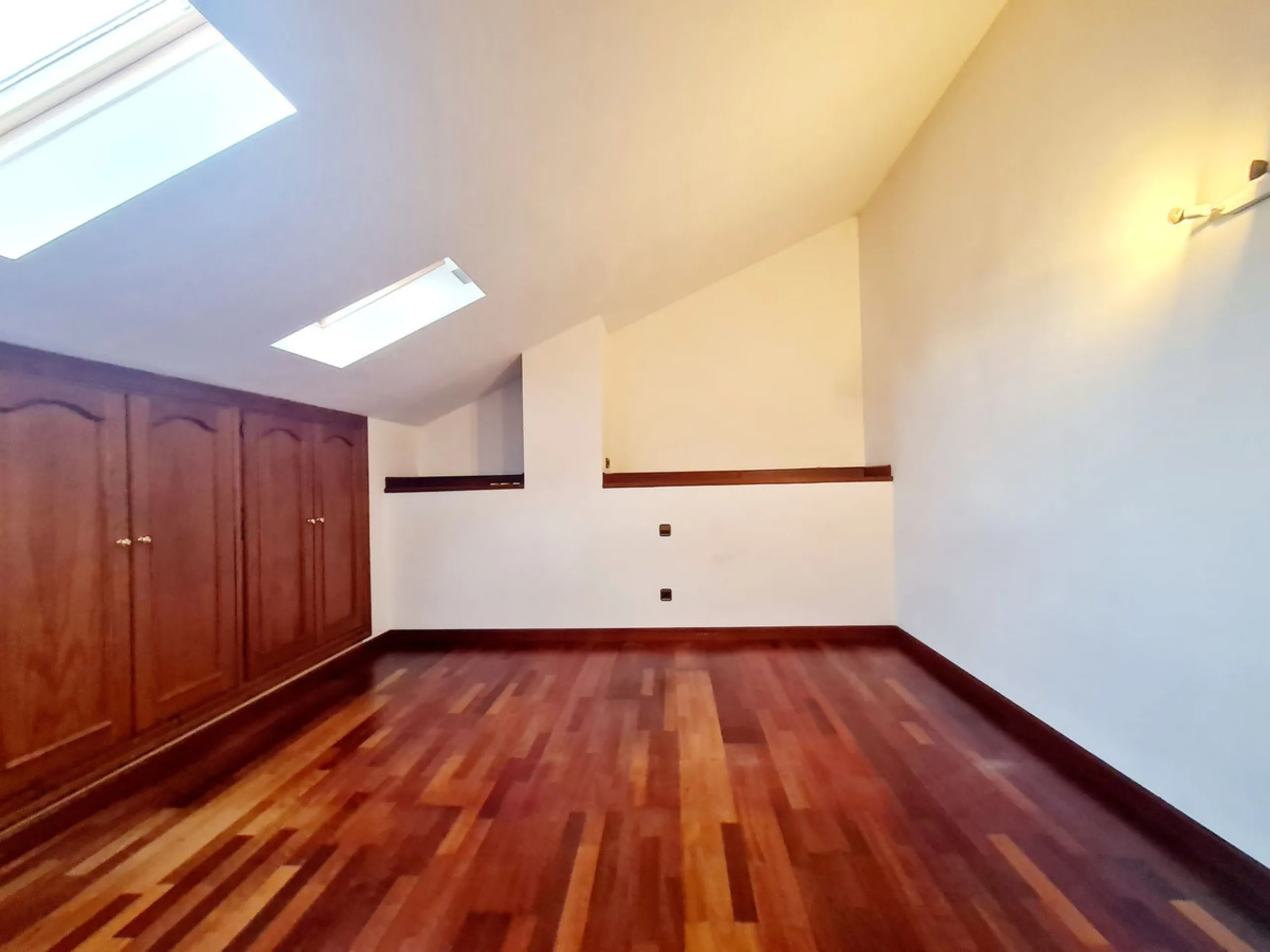 Magnificent semi-detached house located in a most desirable urbanization in Fuengirola, El Pueblo Lopez. This small Andalusian town is in the center surrounded by all the amenities. At the entrance of the house, there are two very large terraces where a l