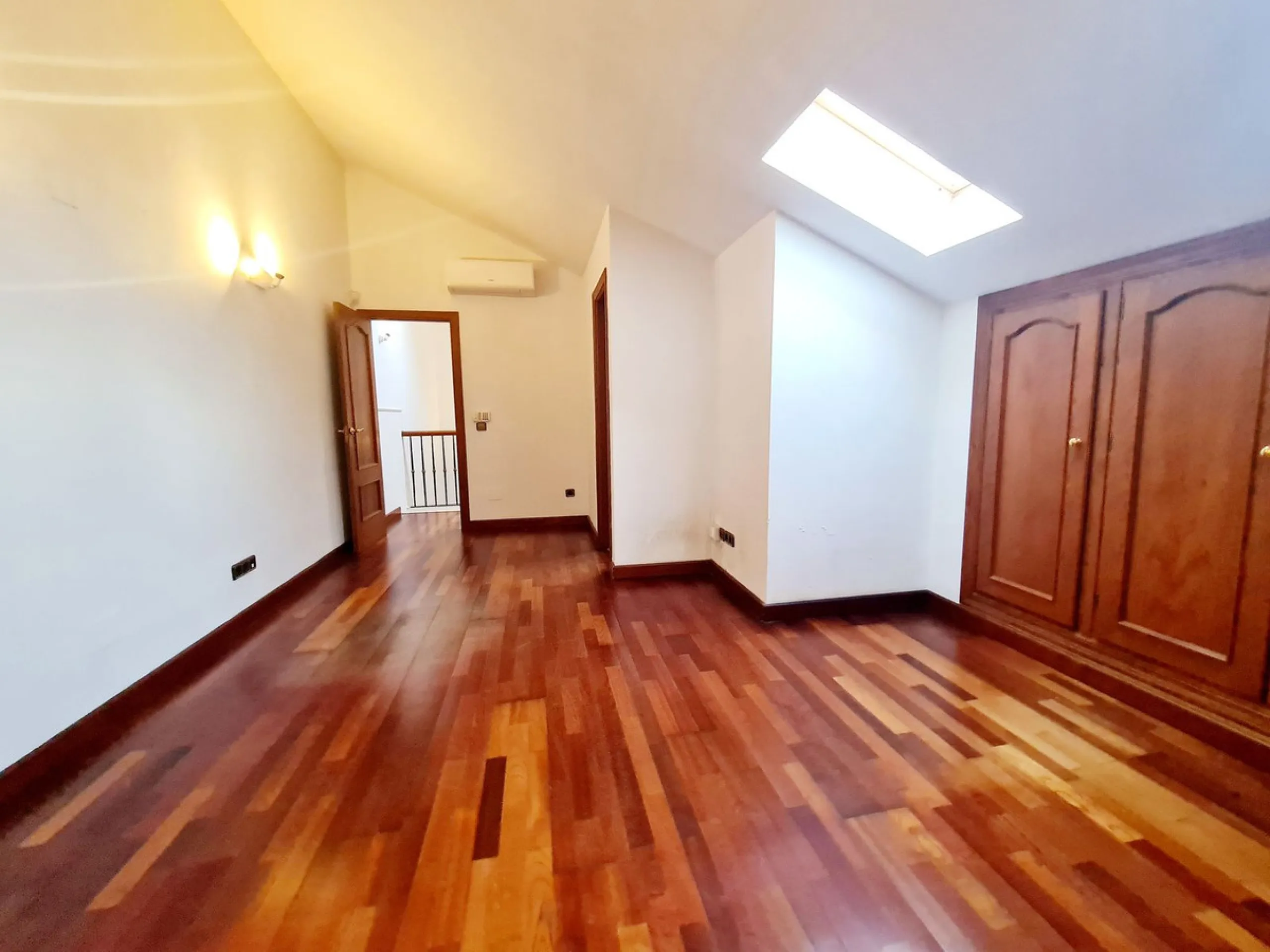 Magnificent semi-detached house located in a most desirable urbanization in Fuengirola, El Pueblo Lopez. This small Andalusian town is in the center surrounded by all the amenities. At the entrance of the house, there are two very large terraces where a l