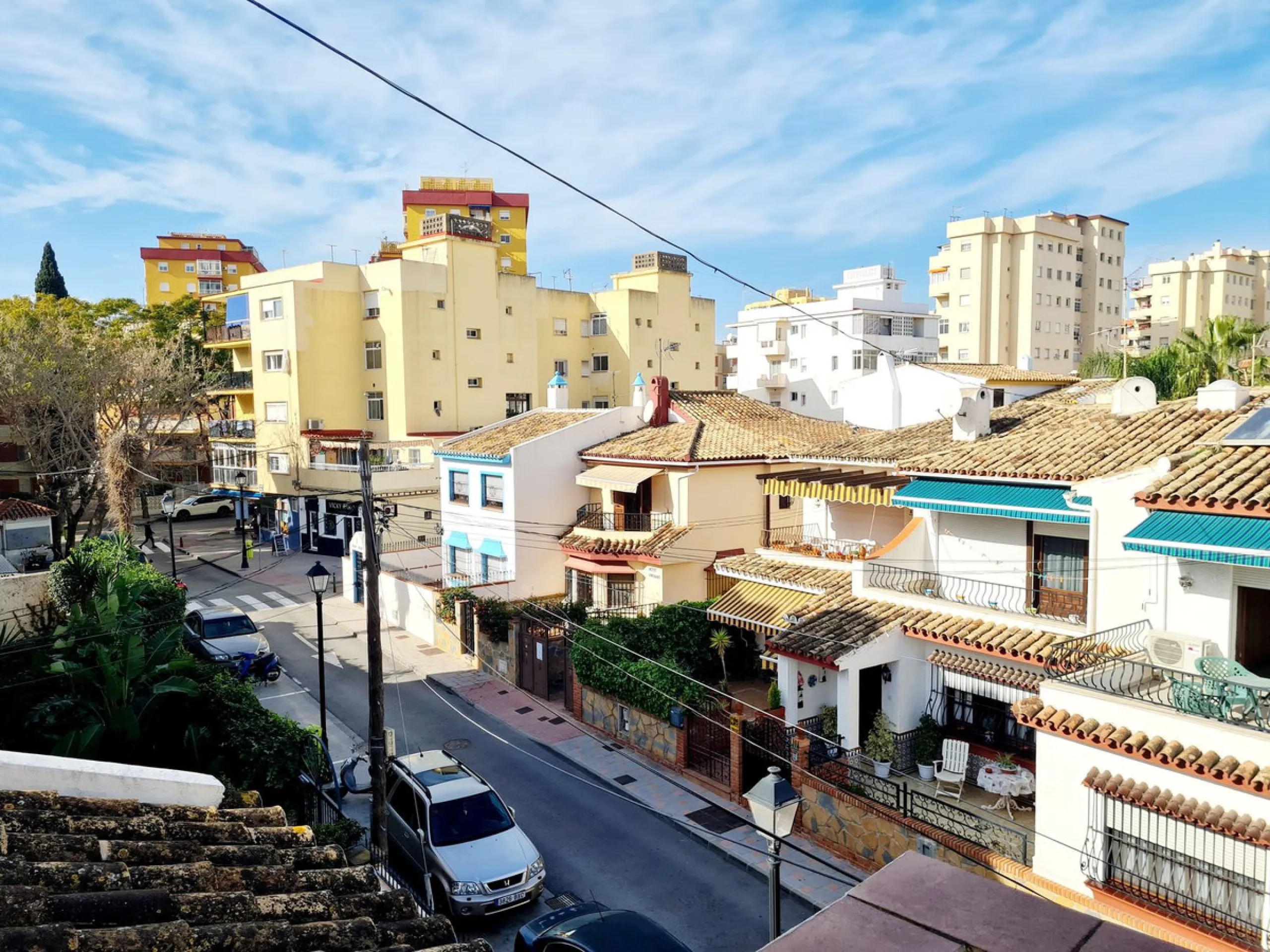 Magnificent semi-detached house located in a most desirable urbanization in Fuengirola, El Pueblo Lopez. This small Andalusian town is in the center surrounded by all the amenities. At the entrance of the house, there are two very large terraces where a l