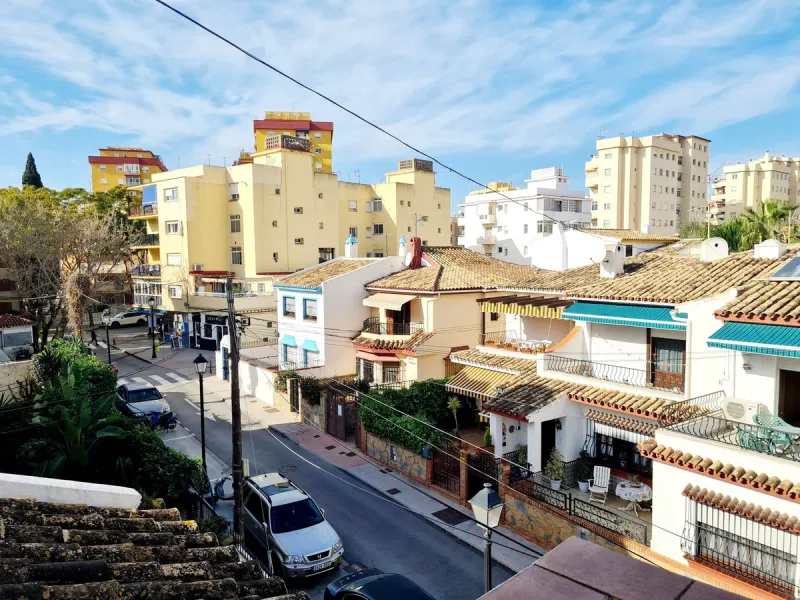 Magnificent semi-detached house located in a most desirable urbanization in Fuengirola, El Pueblo Lopez. This small Andalusian town is in the center surrounded by all the amenities. At the entrance of the house, there are two very large terraces where a l