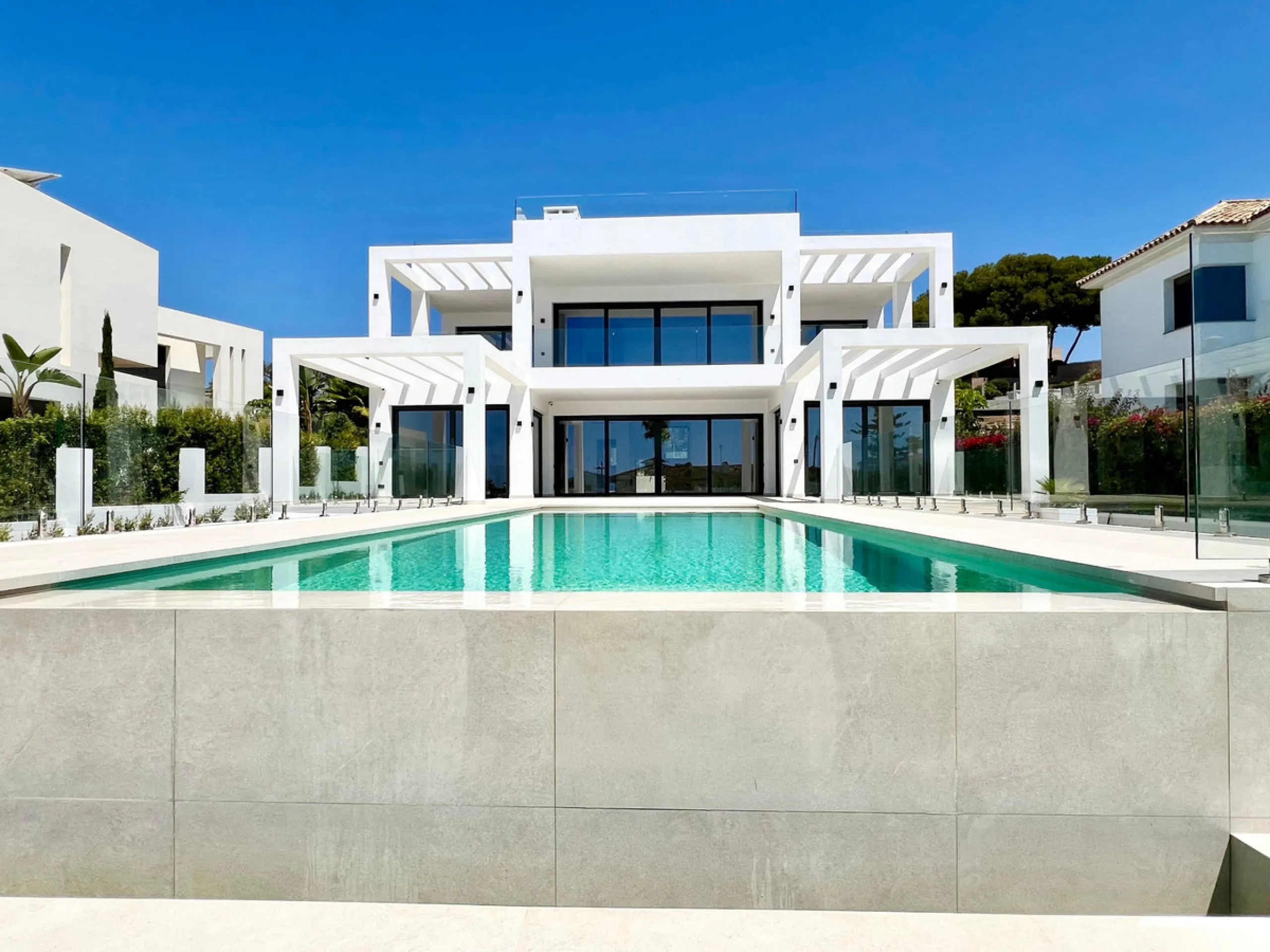 Located in a beautiful corner of the exclusive Elviria. This elegant villa has aesthetic perfection and the technological avant-garde join in an exquisite architectural work.